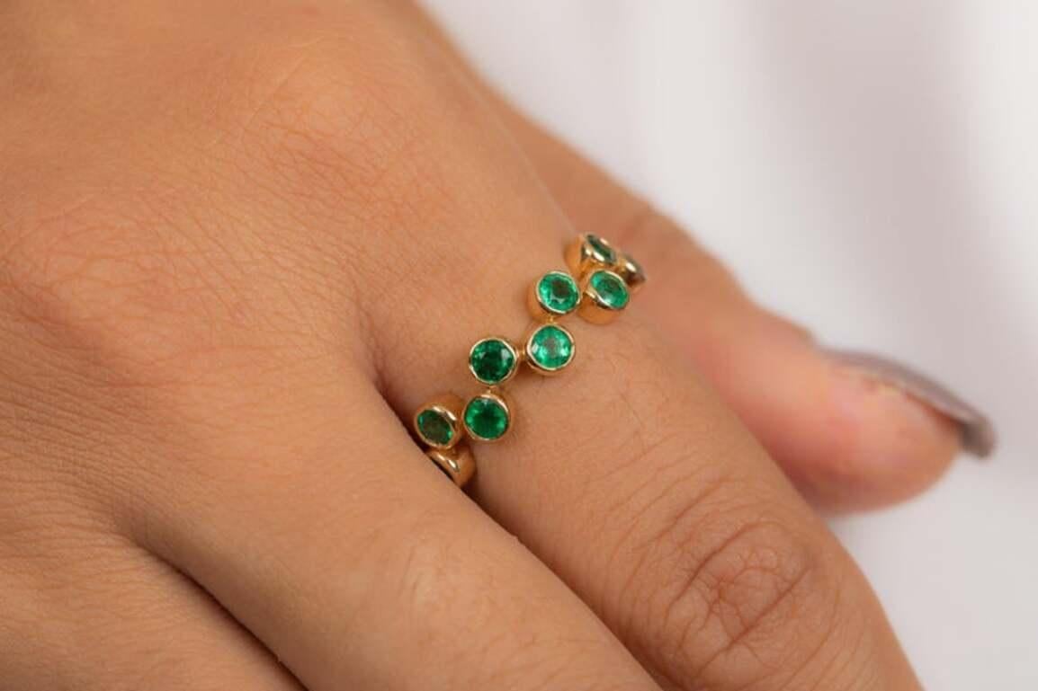 En vente :  Emerald May Birthstone Zig Zag Stacking Band Ring en or jaune massif 18k 2