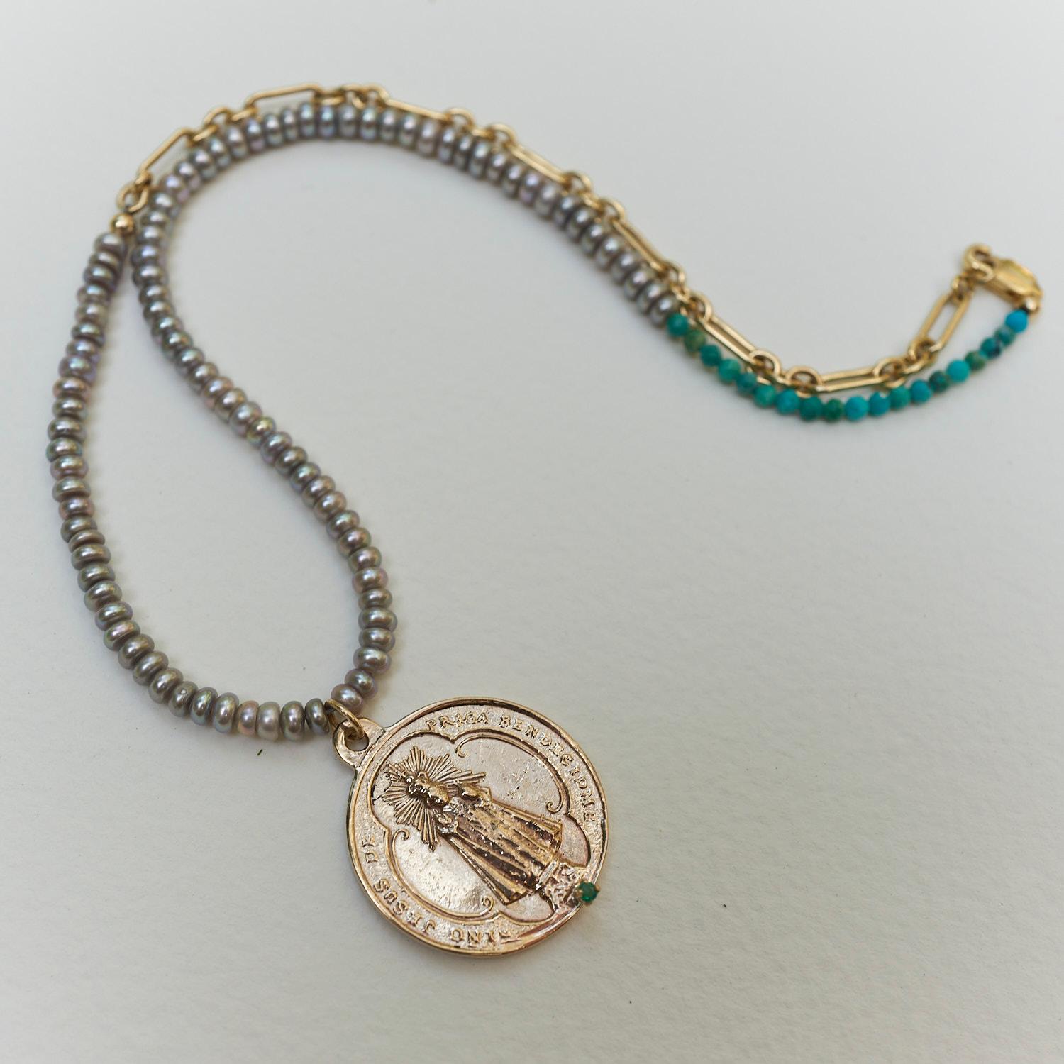 Smaragd Medaille Choker Kette Perle Halskette Perle Türkis J Dauphin im Zustand „Neu“ im Angebot in Los Angeles, CA