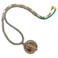 Chaîne collier ras du cou J Dauphin en perles, perles et turquoises avec médaille d'émeraude