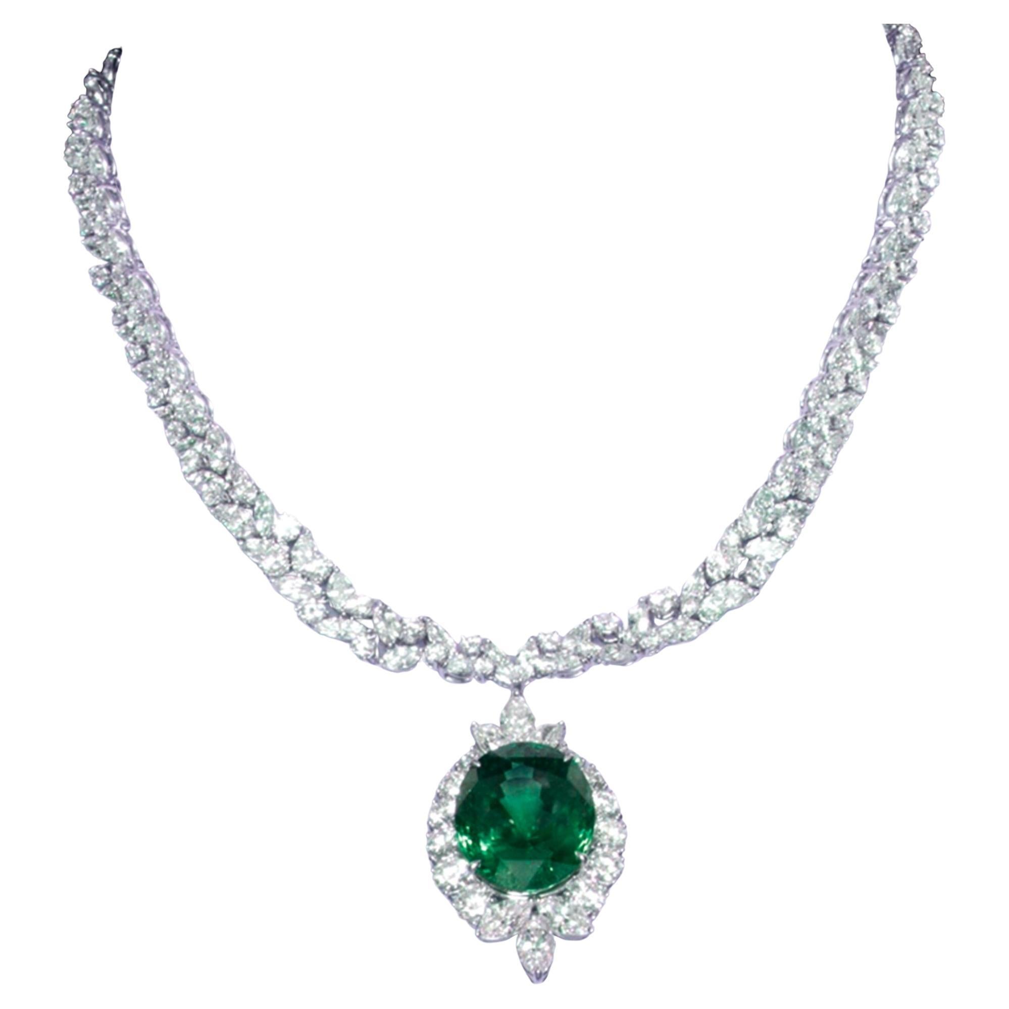 Il pendente staccabile presenta uno smeraldo verde vivo di forma ovale, incorniciato da diamanti rotondi e a forma di marquise, la collana è incastonata allo stesso modo e la chiusura è impreziosita da un diamante a forma di pera.

Zaffiro del peso