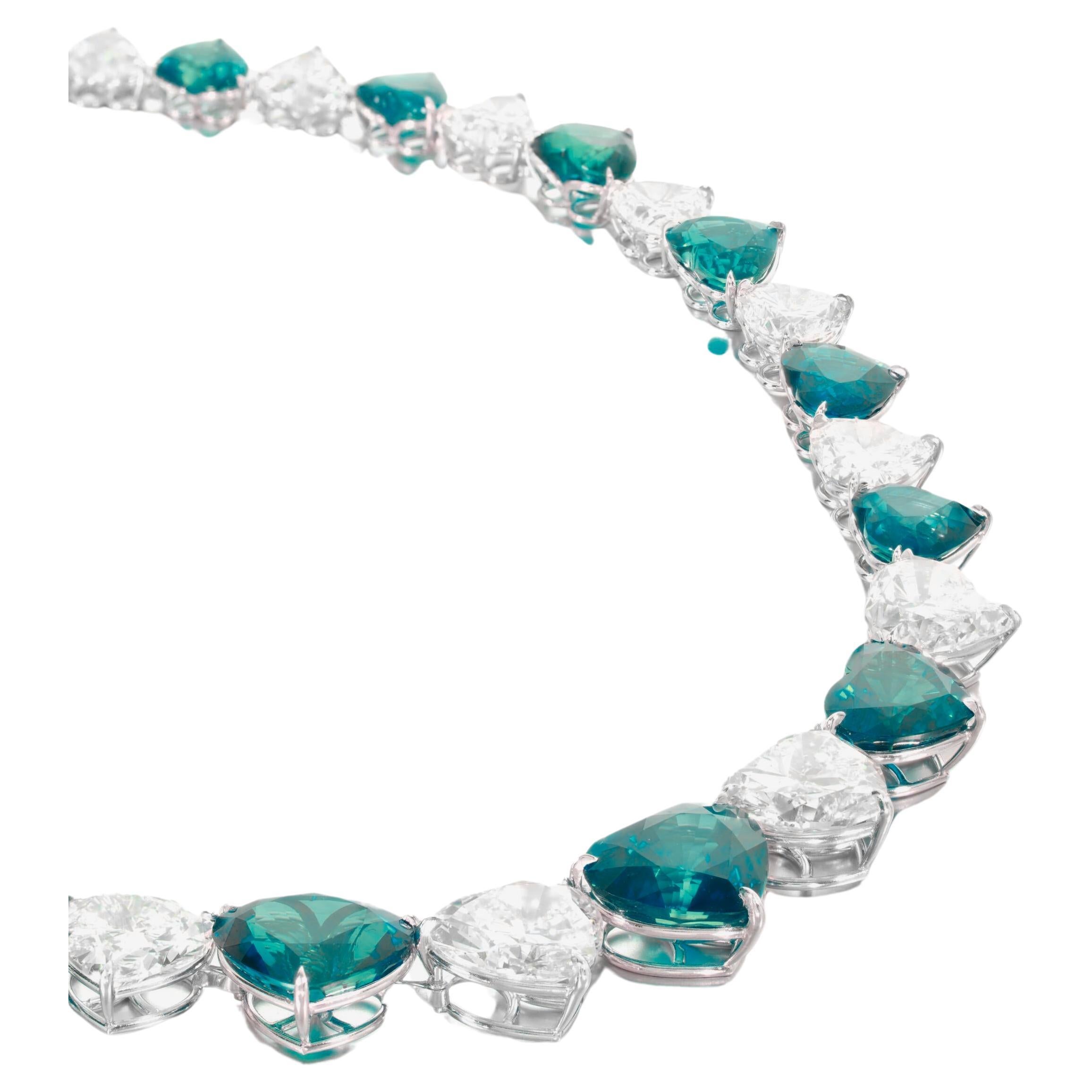 Collana con smeraldi e diamanti rivière


Composto da una linea graduata di diamanti e verde vivo a forma di cuore alternati, lunghezza circa 410 mm.