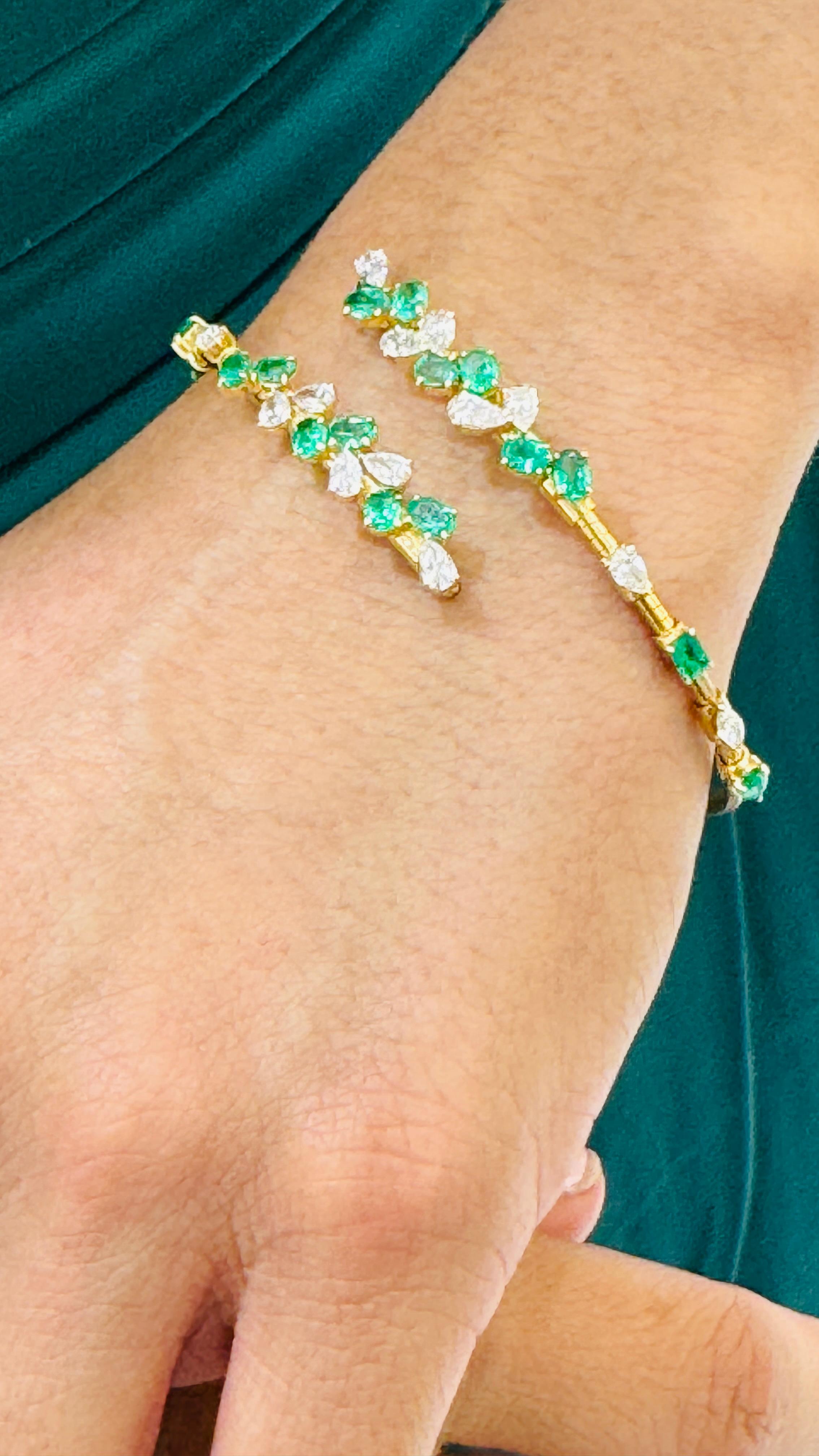 Il bracciale Tresor con smeraldo e diamanti presenta uno smeraldo da 1,69 carati e un diamante da 4,53 carati. Diamante in oro giallo 18 carati. I Bangle sono un'ode alla bellezza lussuosa e classica con diamanti scintillanti. Il loro design