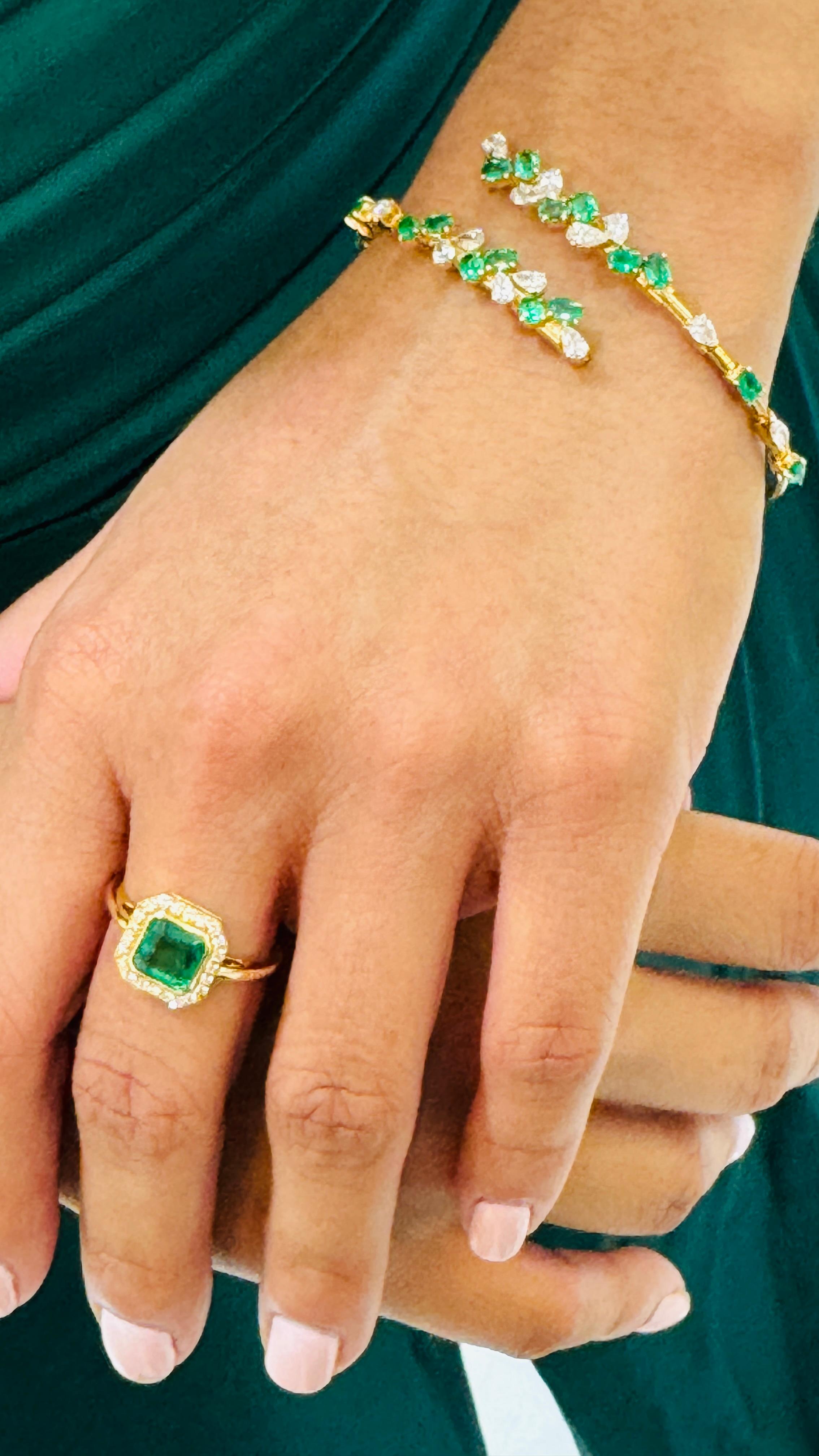 Contemporaneo Bangle a forma di smeraldo e diamante a forma di pera in oro giallo 18 carati in vendita
