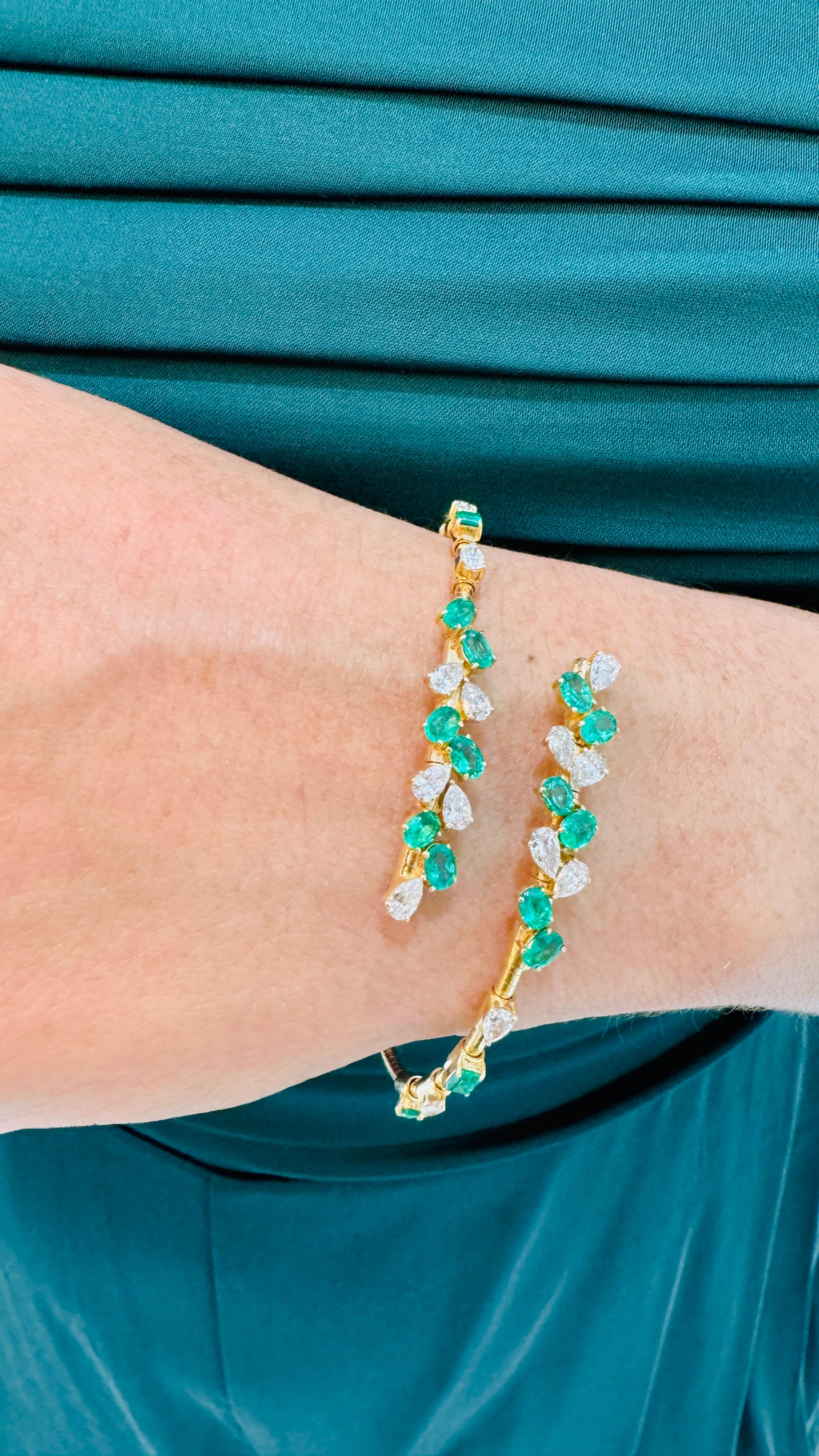 Taglio a goccia Bangle a forma di smeraldo e diamante a forma di pera in oro giallo 18 carati in vendita