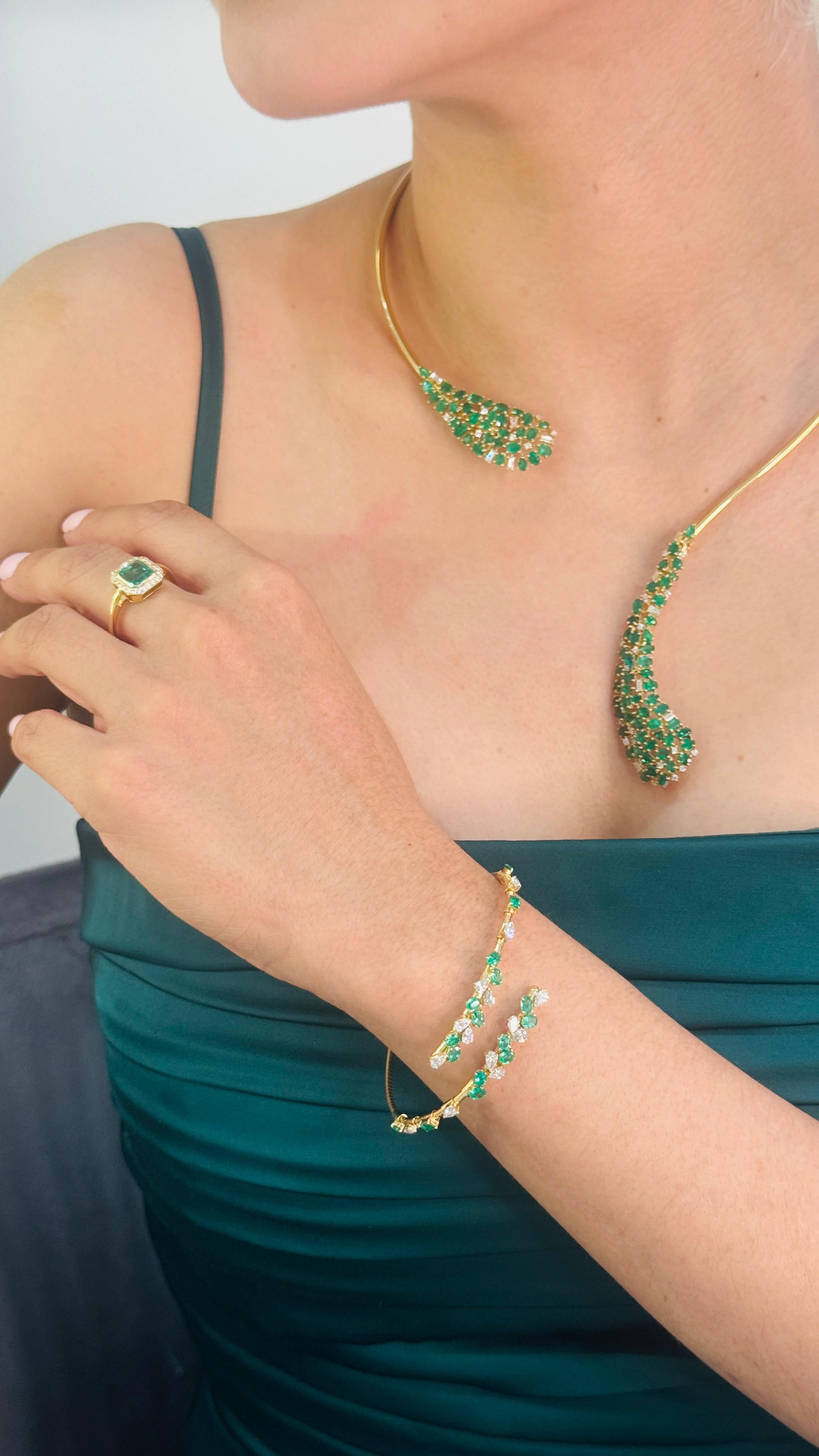 Bangle a forma di smeraldo e diamante a forma di pera in oro giallo 18 carati In condizioni Nuovo in vendita a Coral Gables, FL