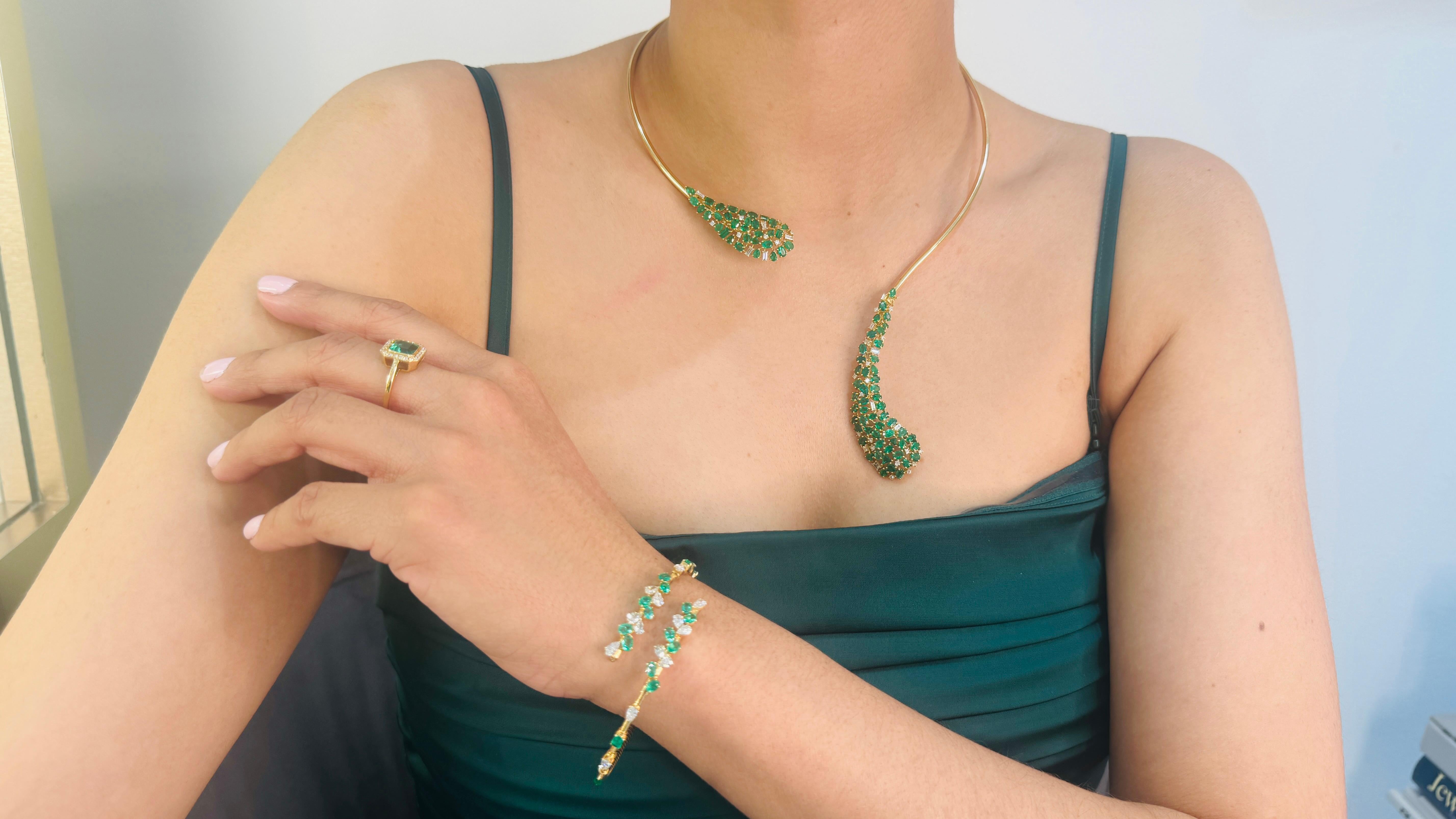 Donna Bangle a forma di smeraldo e diamante a forma di pera in oro giallo 18 carati in vendita