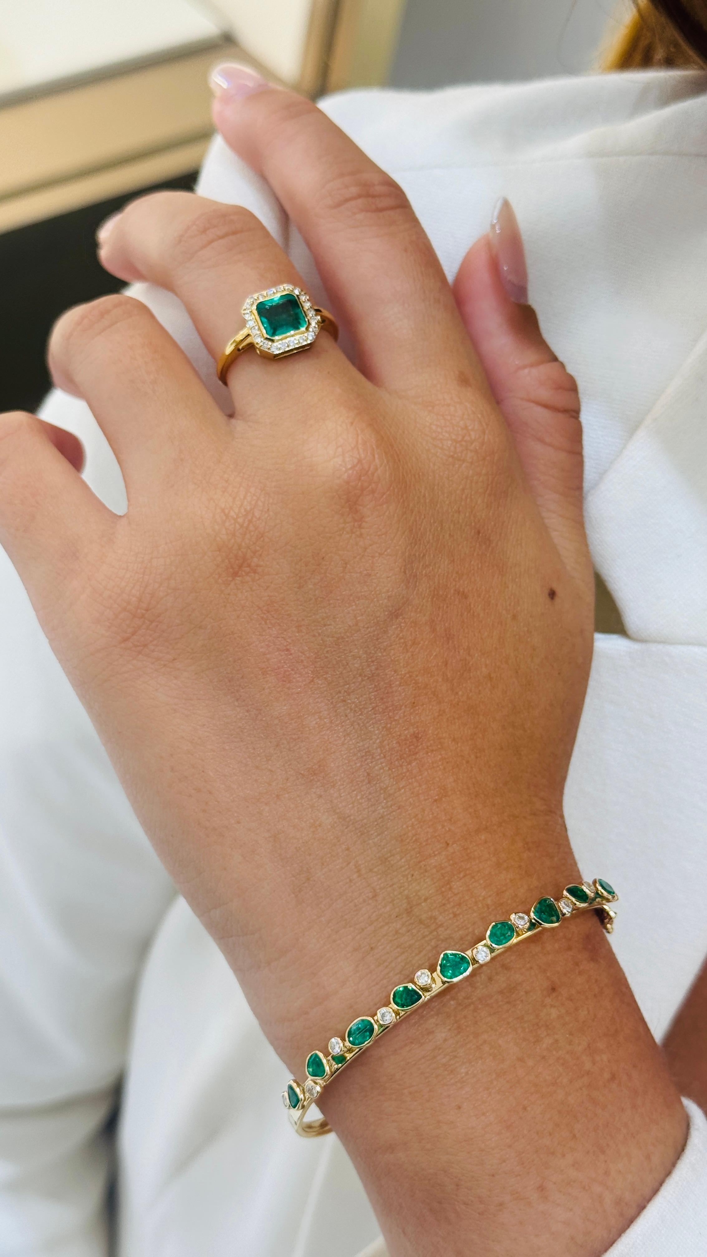 Tresor Smaragd Mixshape & Diamant Armreif verfügt über 2,05 cts Edelstein & 0,45 cts. Diamant in 18k Gelbgold. Die Armreifen sind eine Ode an die luxuriöse und doch klassische Schönheit mit funkelnden Diamanten. Ihr zeitgemäßes und modernes Design