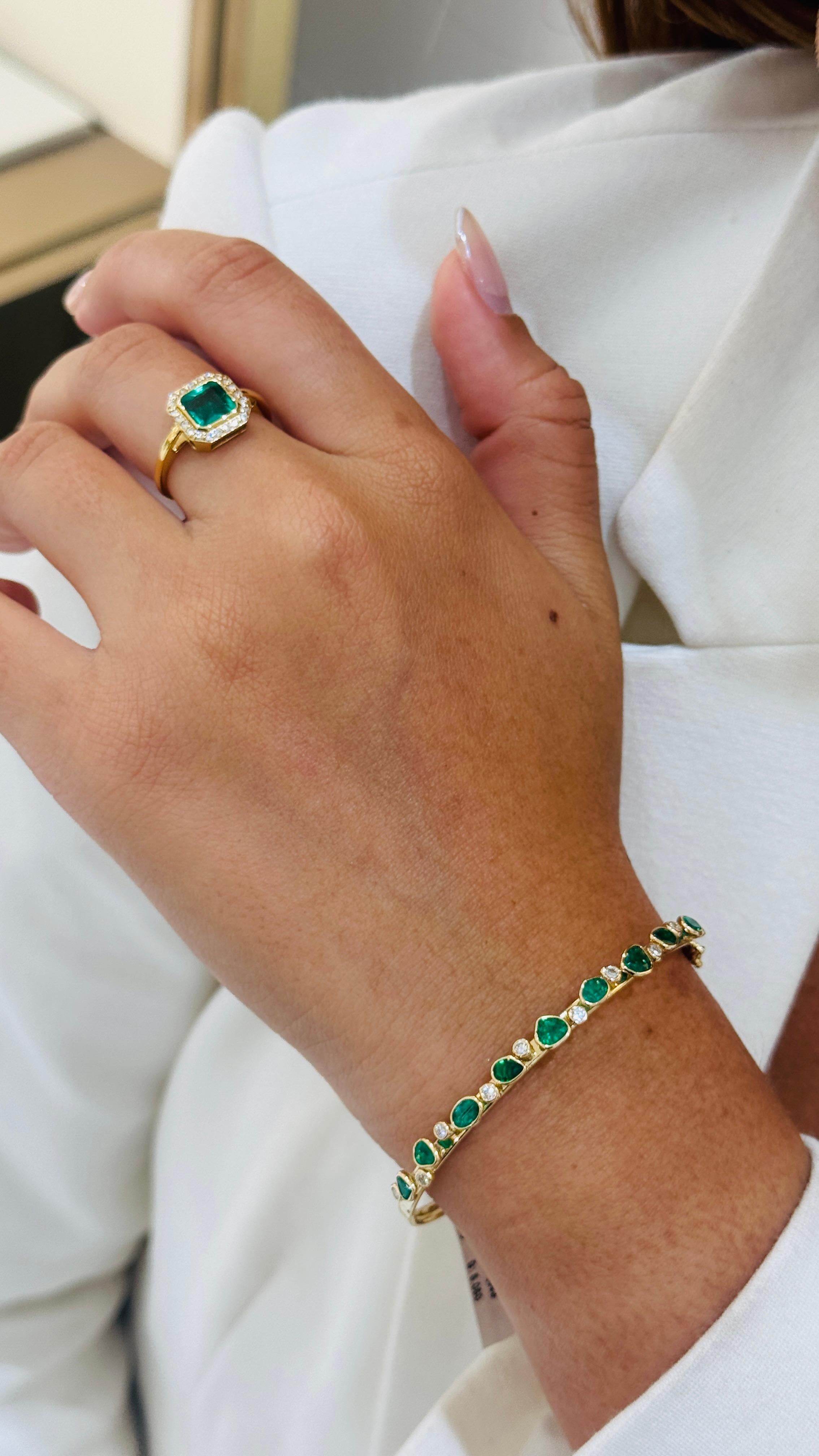 Smaragd Mixshape und Diamant Armreif aus 18K Gelbgold (Zeitgenössisch) im Angebot