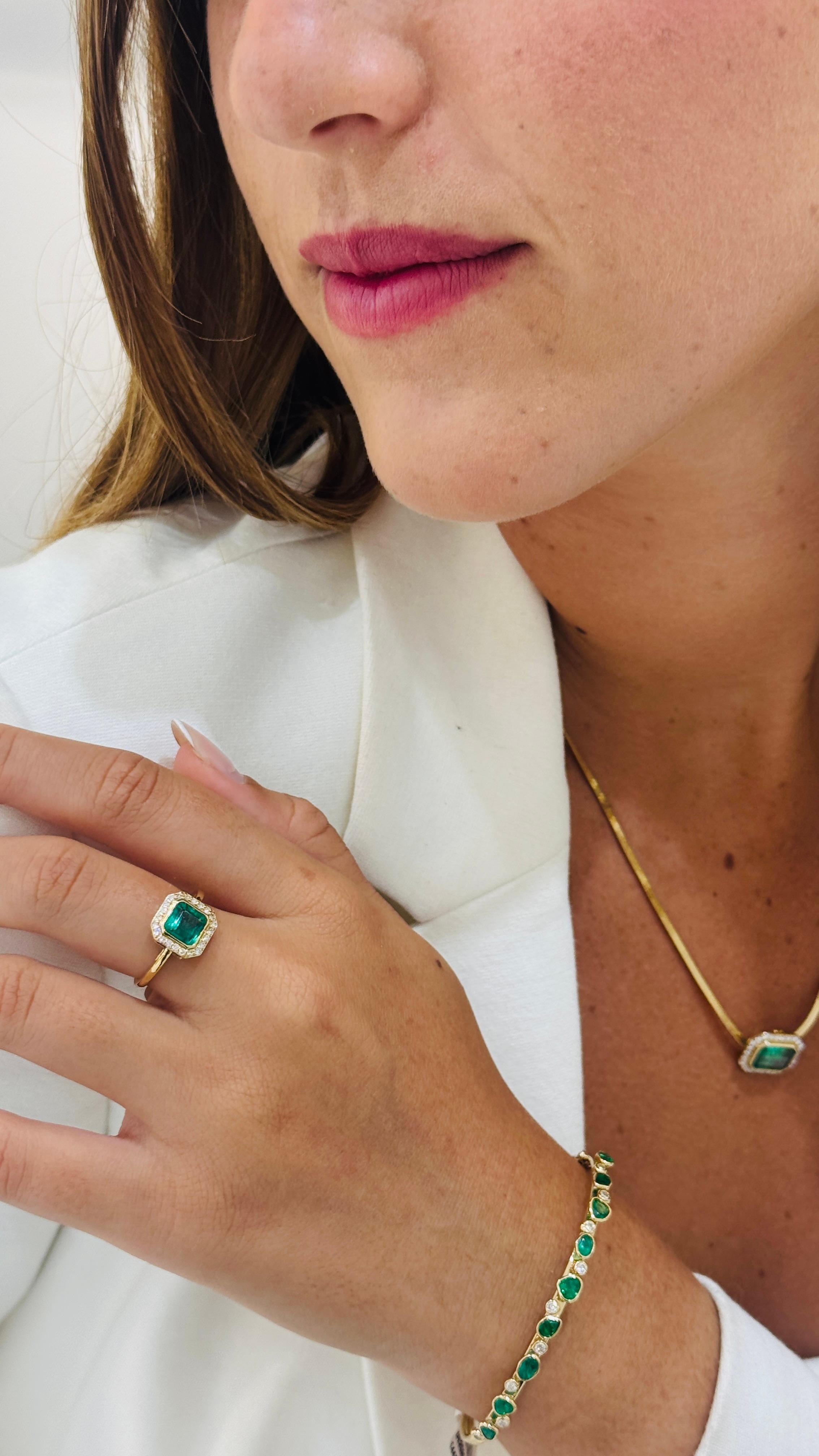 Smaragd Mixshape und Diamant Armreif aus 18K Gelbgold (Smaragdschliff) im Angebot