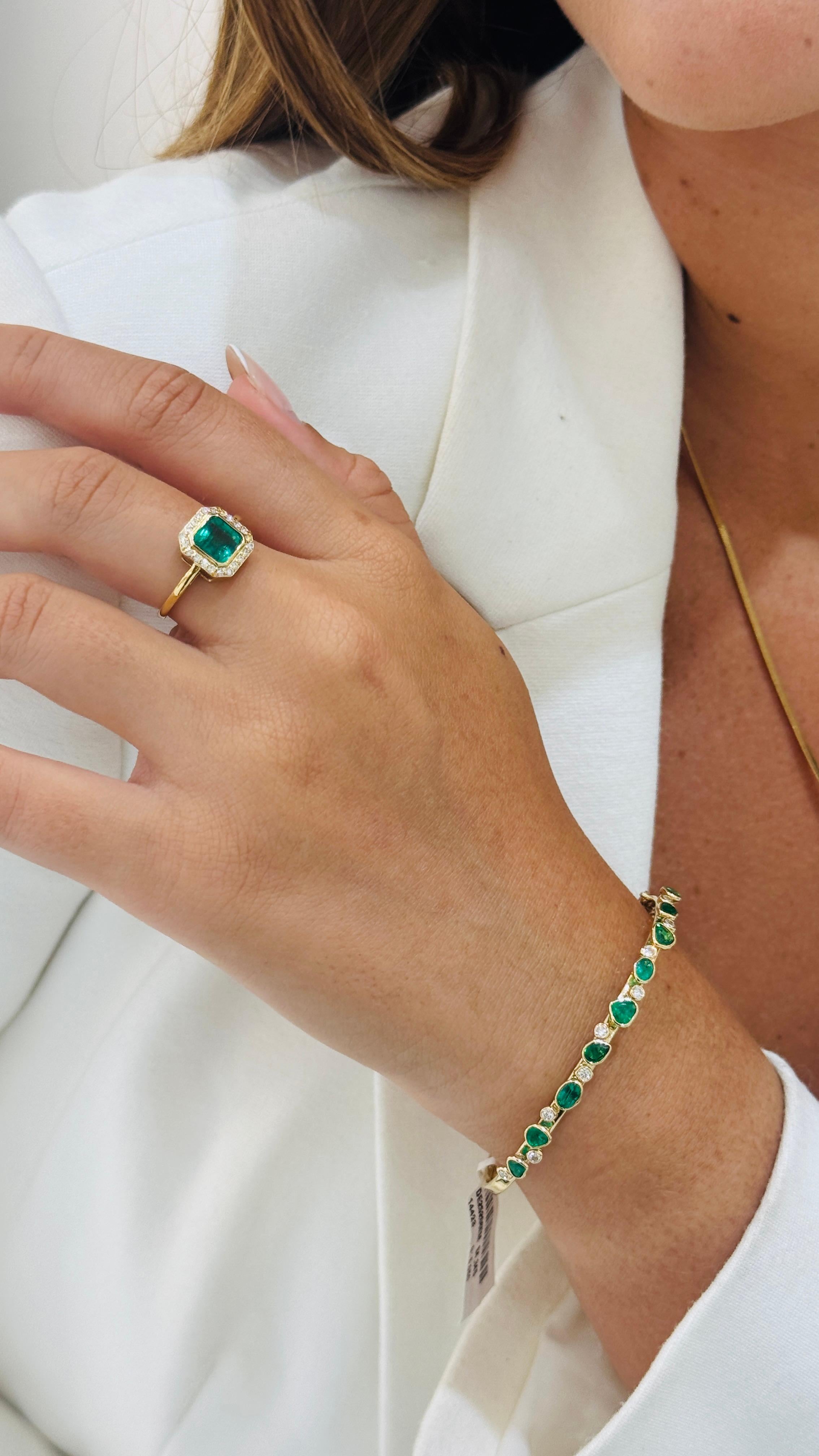Smaragd Mixshape und Diamant Armreif aus 18K Gelbgold im Zustand „Neu“ im Angebot in Coral Gables, FL