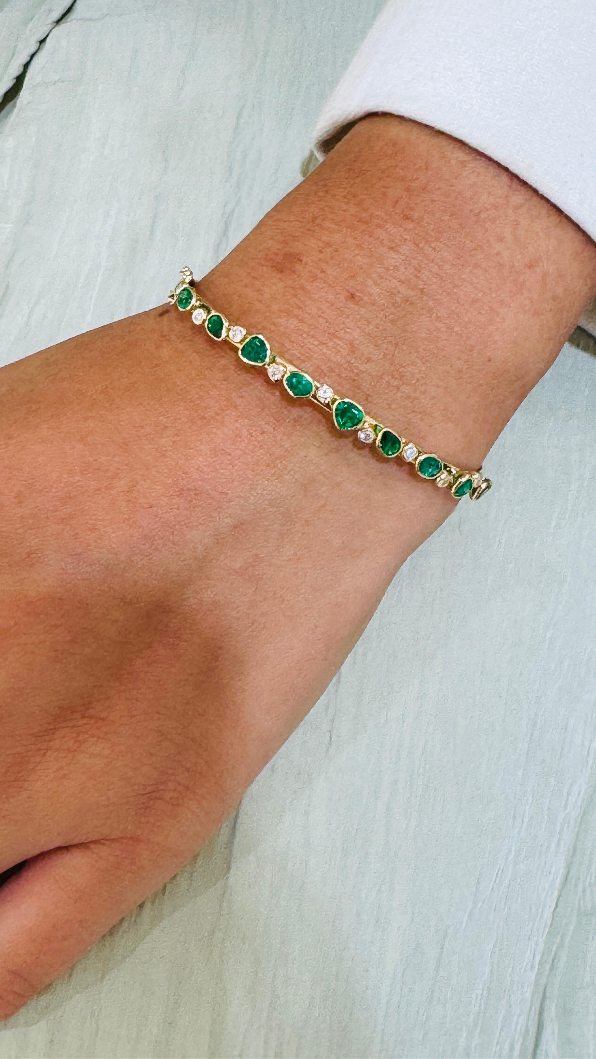 Smaragd Mixshape und Diamant Armreif aus 18K Gelbgold Damen im Angebot
