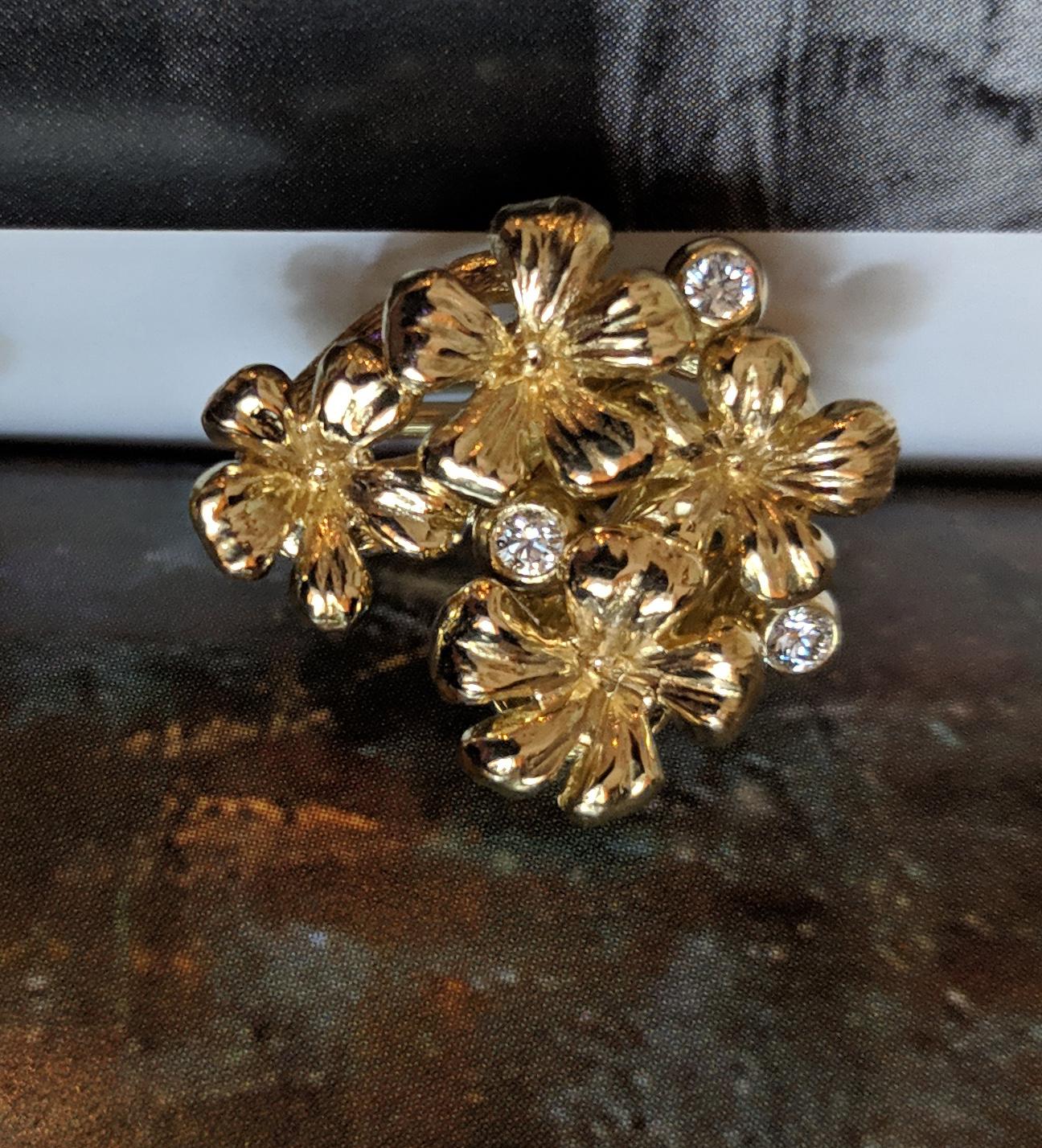 Emerald Modern Style Clip-on Earrings in Yellow Gold with Diamonds For Sale 7
