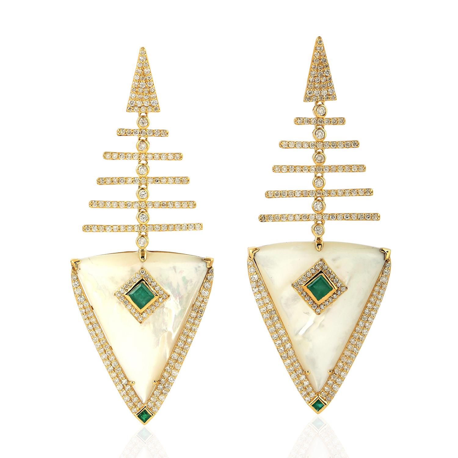 Ohrringe aus 18 Karat Gold mit Smaragd, Perlmutt und Diamant (Gemischter Schliff) im Angebot
