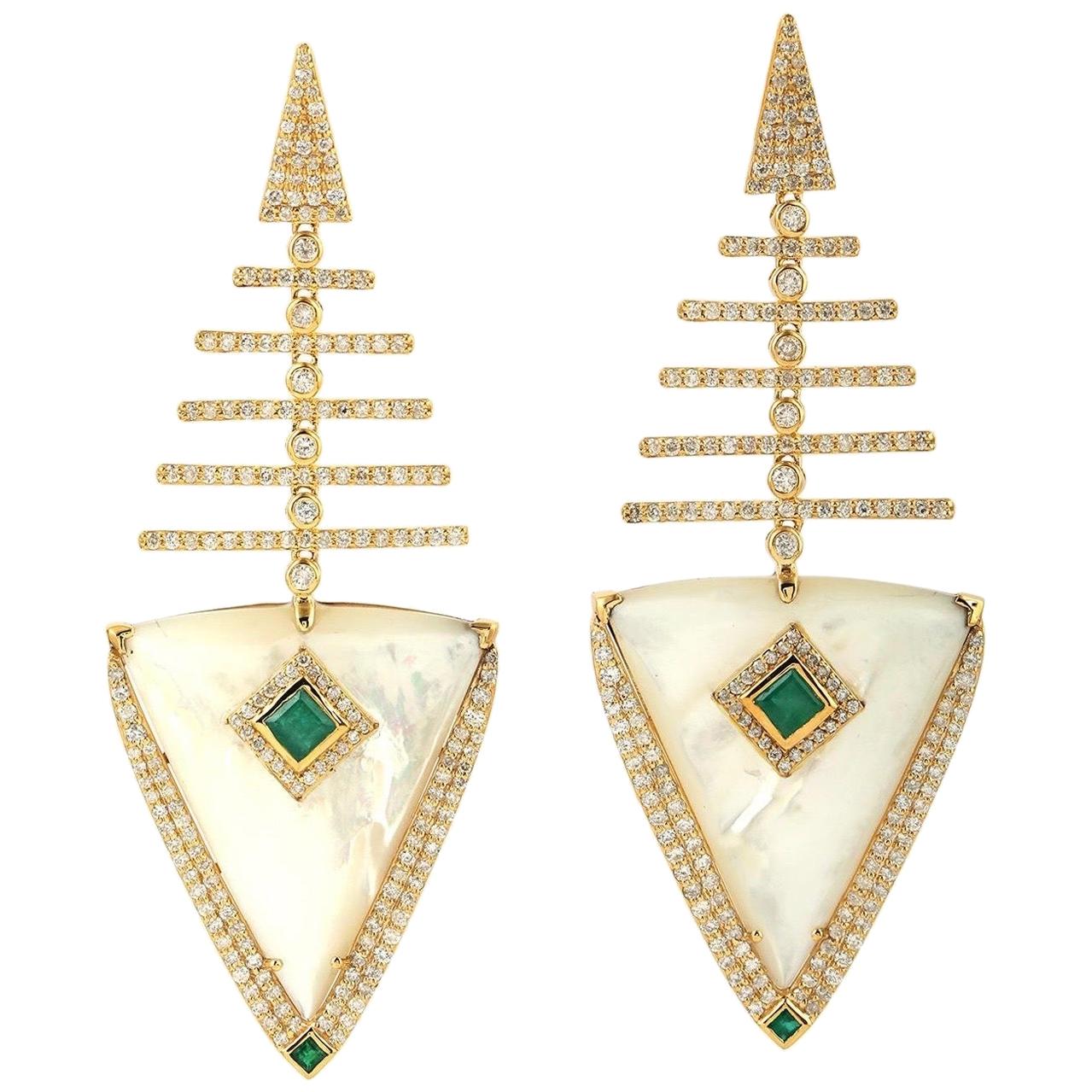 Ohrringe aus 18 Karat Gold mit Smaragd, Perlmutt und Diamant im Angebot