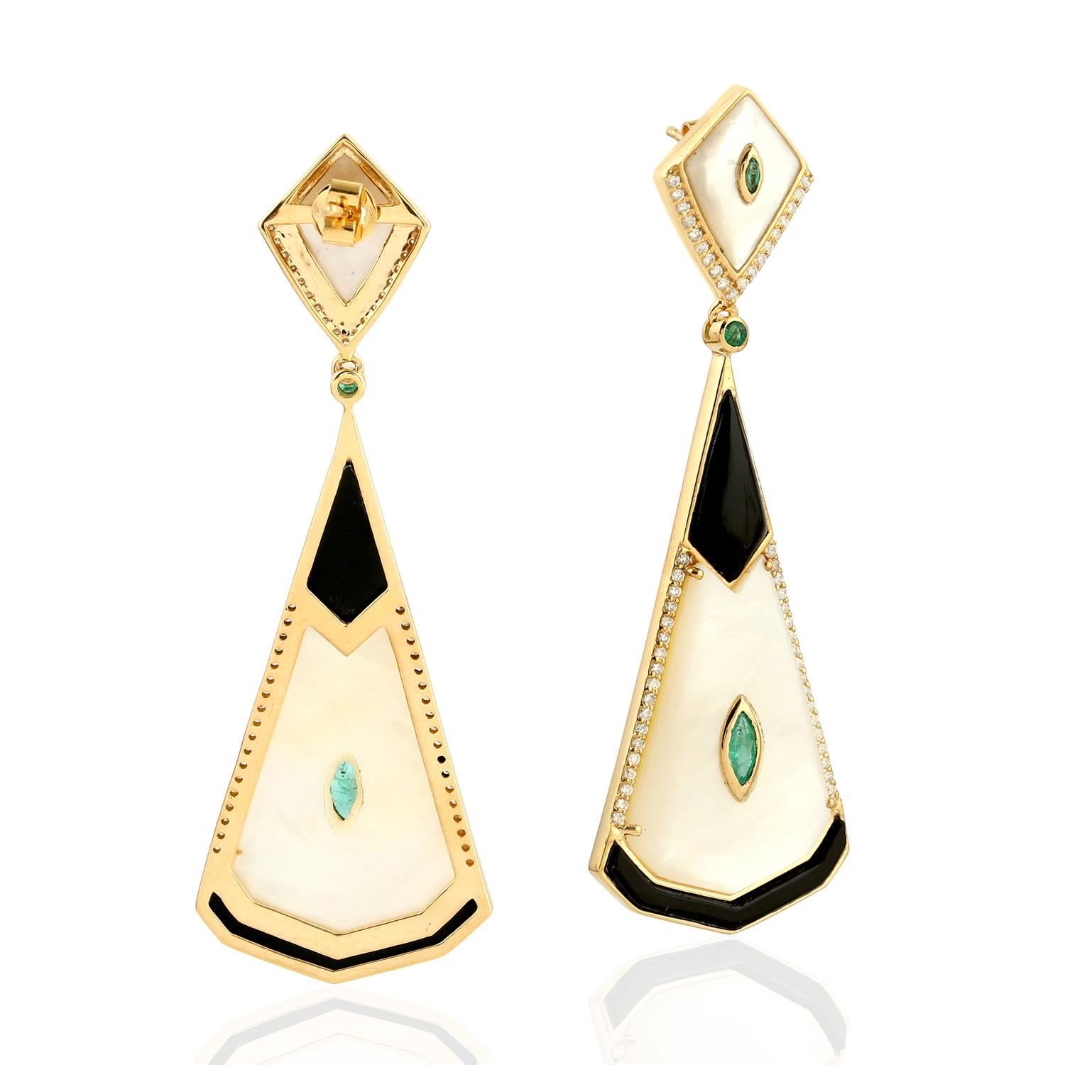 Moderne Boucles d'oreilles en or 18 carats avec émeraudes, nacre et diamants en vente