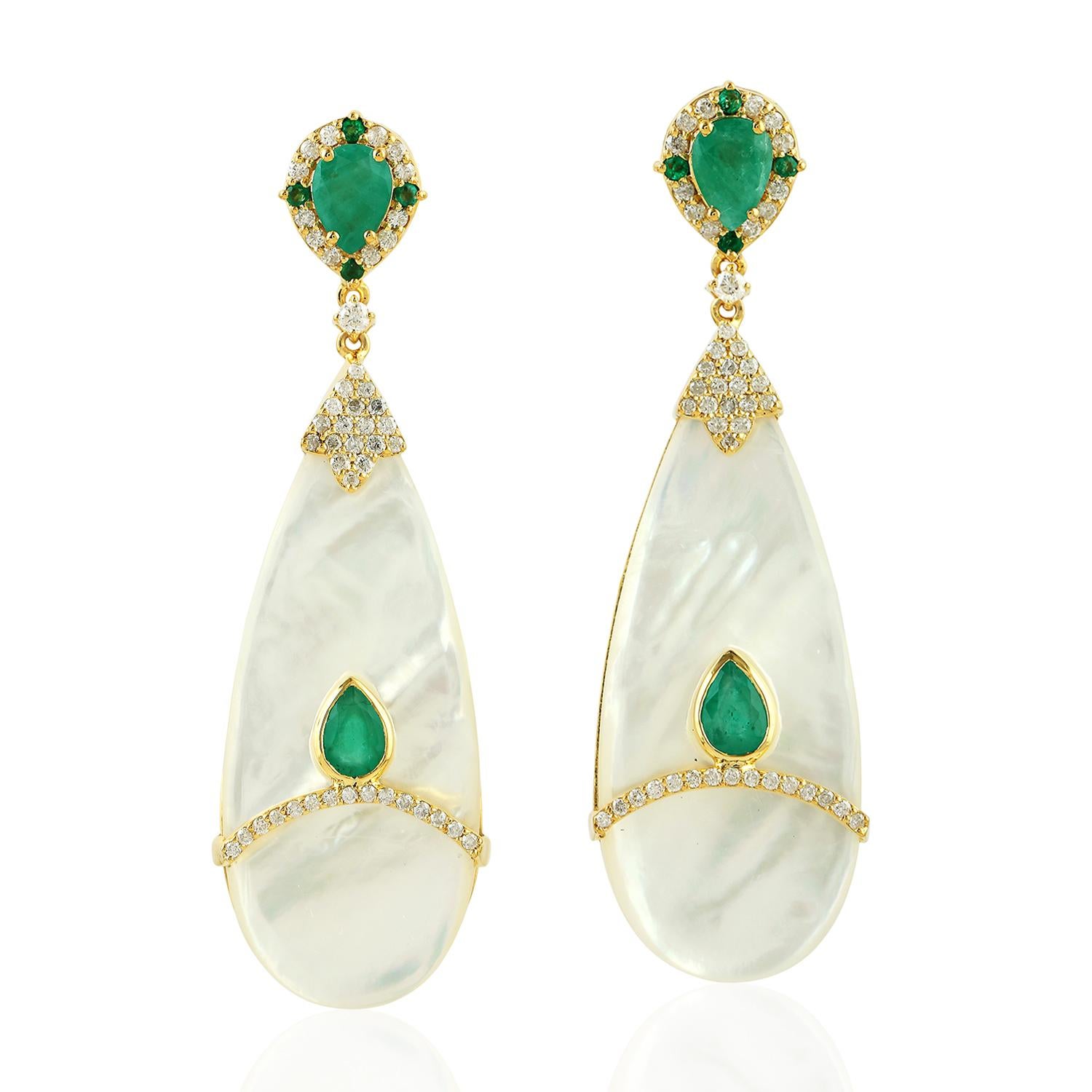 Ohrringe aus 18 Karat Gold mit Smaragd, Perlen und Diamanten (Smaragdschliff) im Angebot