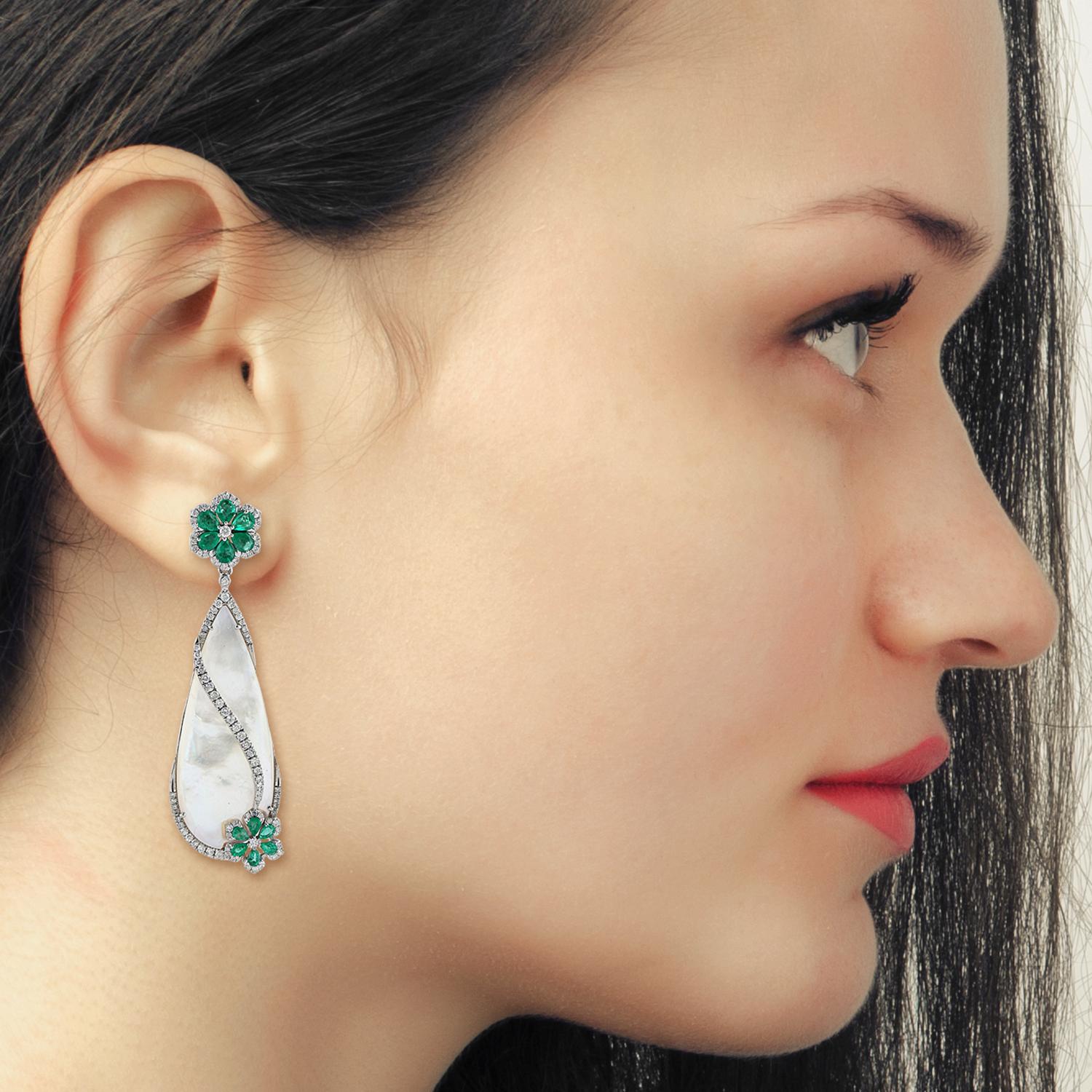Moulées à la main dans de l'or 18 carats, ces superbes boucles d'oreilles sont serties d'une émeraude de 2,85 carats, d'une perle de 24,2 carats et de 1,52 carat de diamants scintillants. 

SUIVRE  La vitrine de MEGHNA JEWELS pour découvrir la