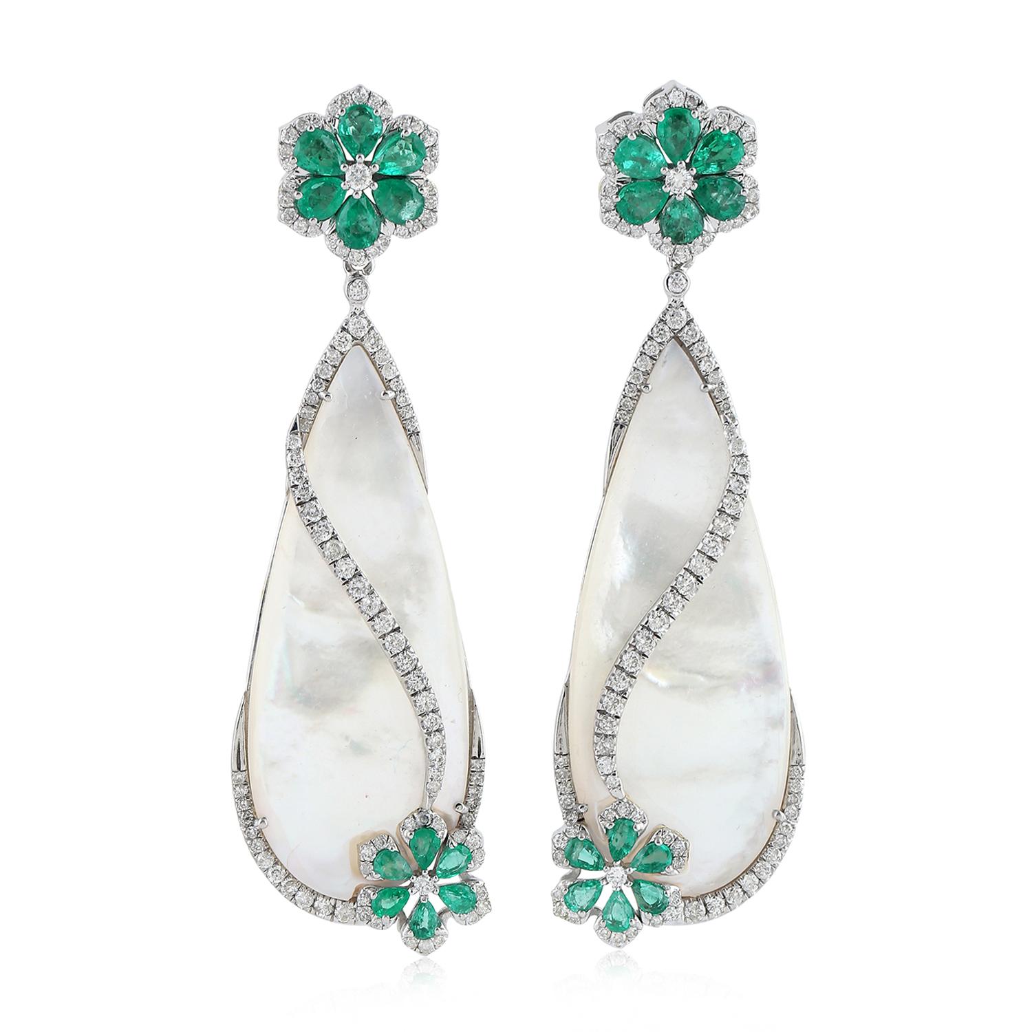 Moderne Boucles d'oreilles à voile floral en or 18 carats avec émeraudes, perles et diamants en vente