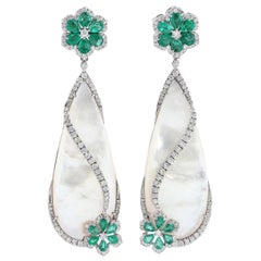 Boucles d'oreilles à voile floral en or 18 carats avec émeraudes, perles et diamants