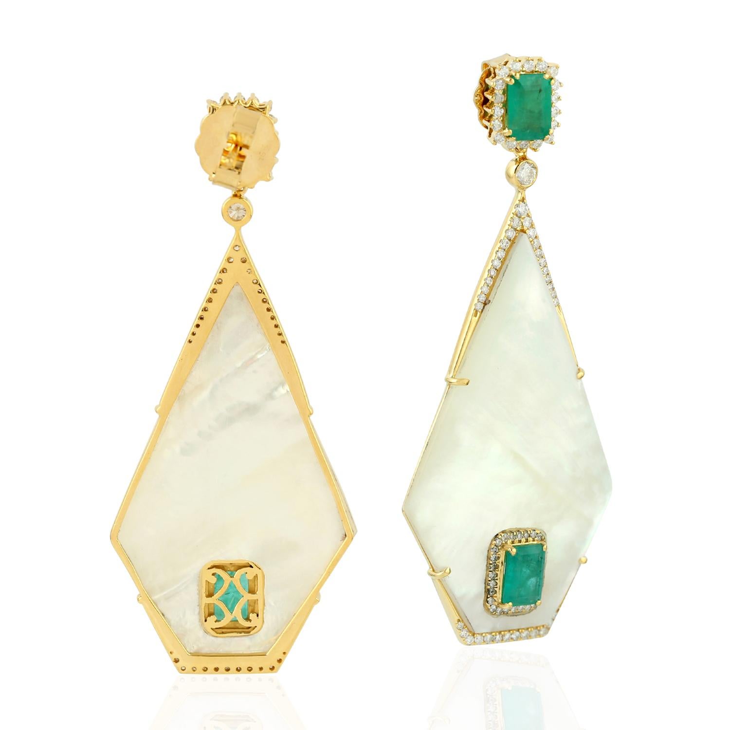 Smaragd-Perlmutt-Diamant-Ohrringe aus 18 Karat Gold (Moderne) im Angebot