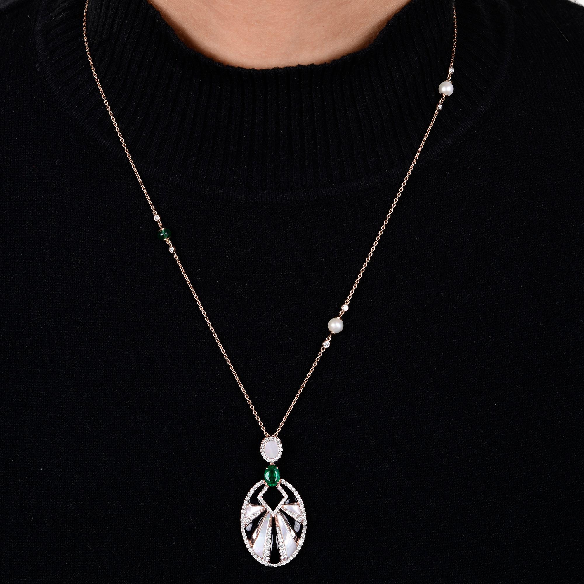 Questa collana con ciondolo in oro rosa 14 carati con smeraldo e diamanti presenta un sorprendente intarsio nero. Questo materiale nero offre un elevato contrasto. Un audace motivo geometrico bianco su nero o una disposizione di diamanti all'interno