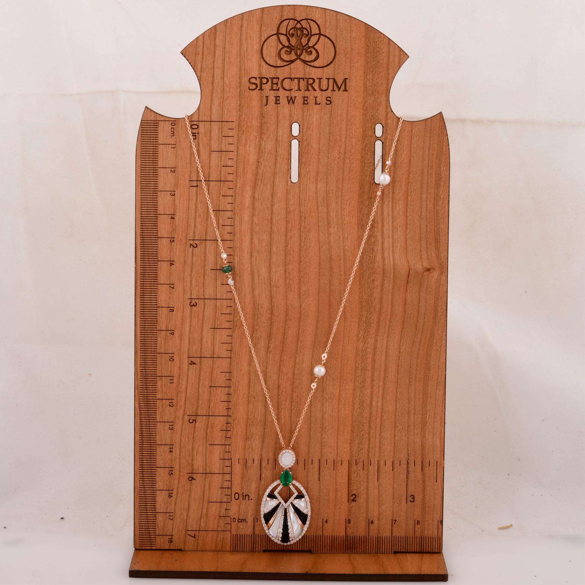 Donna Collana con ciondolo di smeraldo e madreperla con diamanti in oro rosa 18 carati in vendita