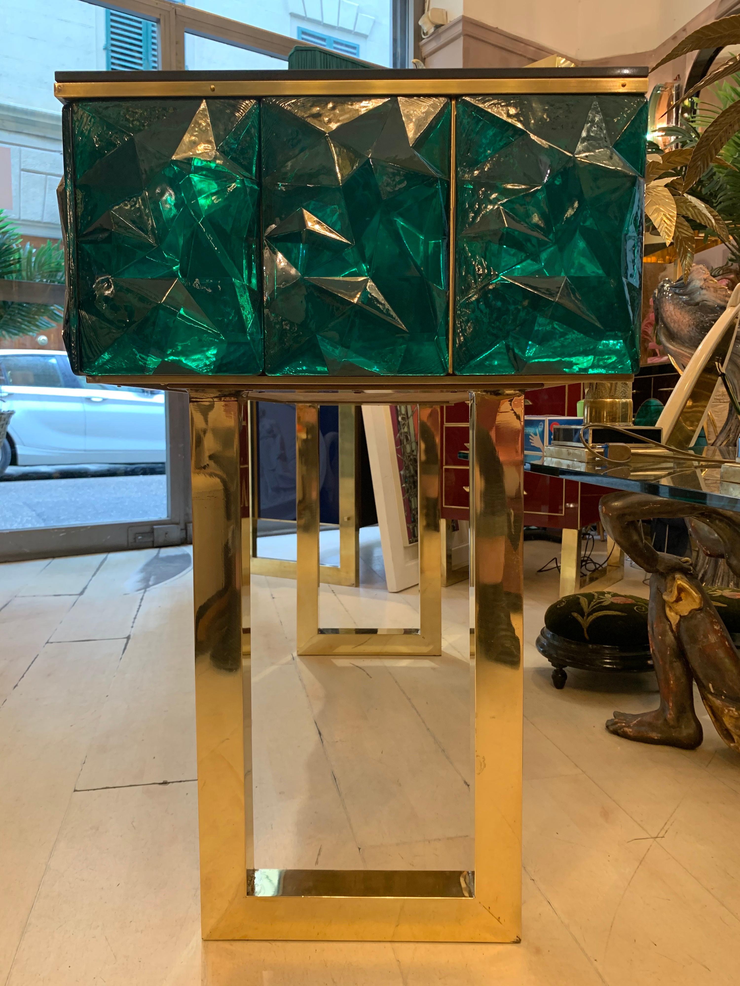 Konsole aus Smaragd-Muranoglas mit blau-schwarzer Opalglasplatte und Messingbeinen, 2020 im Angebot 12