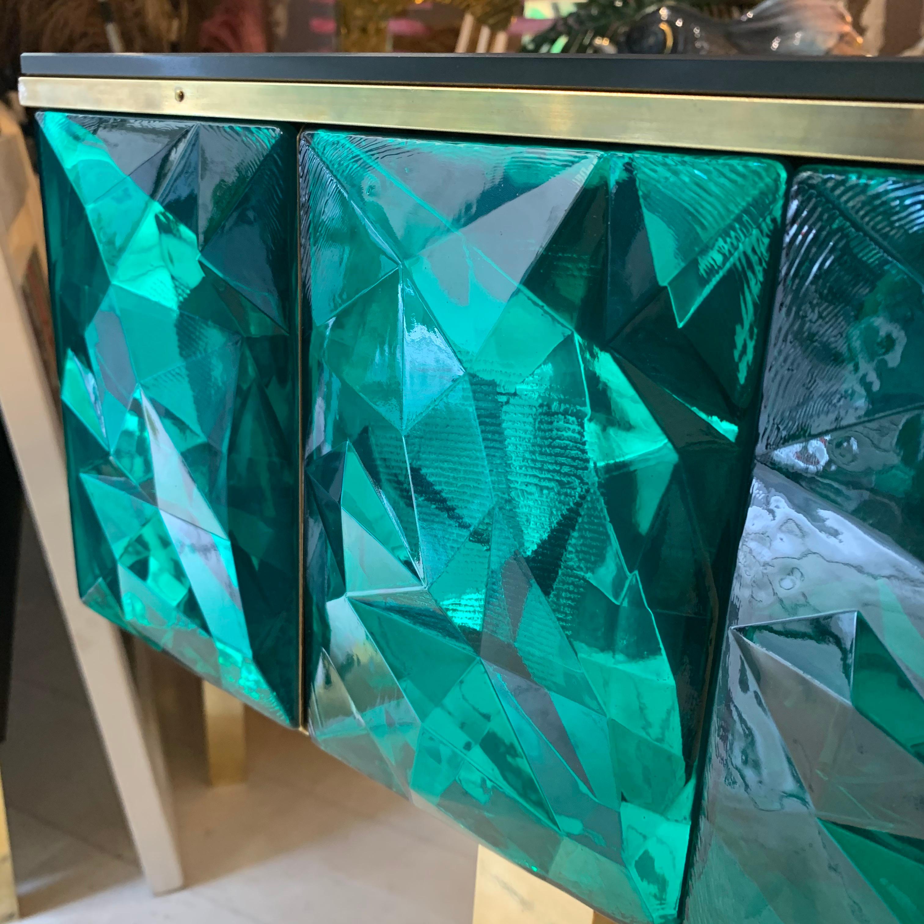 Konsole aus Smaragd-Muranoglas mit blau-schwarzer Opalglasplatte und Messingbeinen, 2020 im Angebot 14