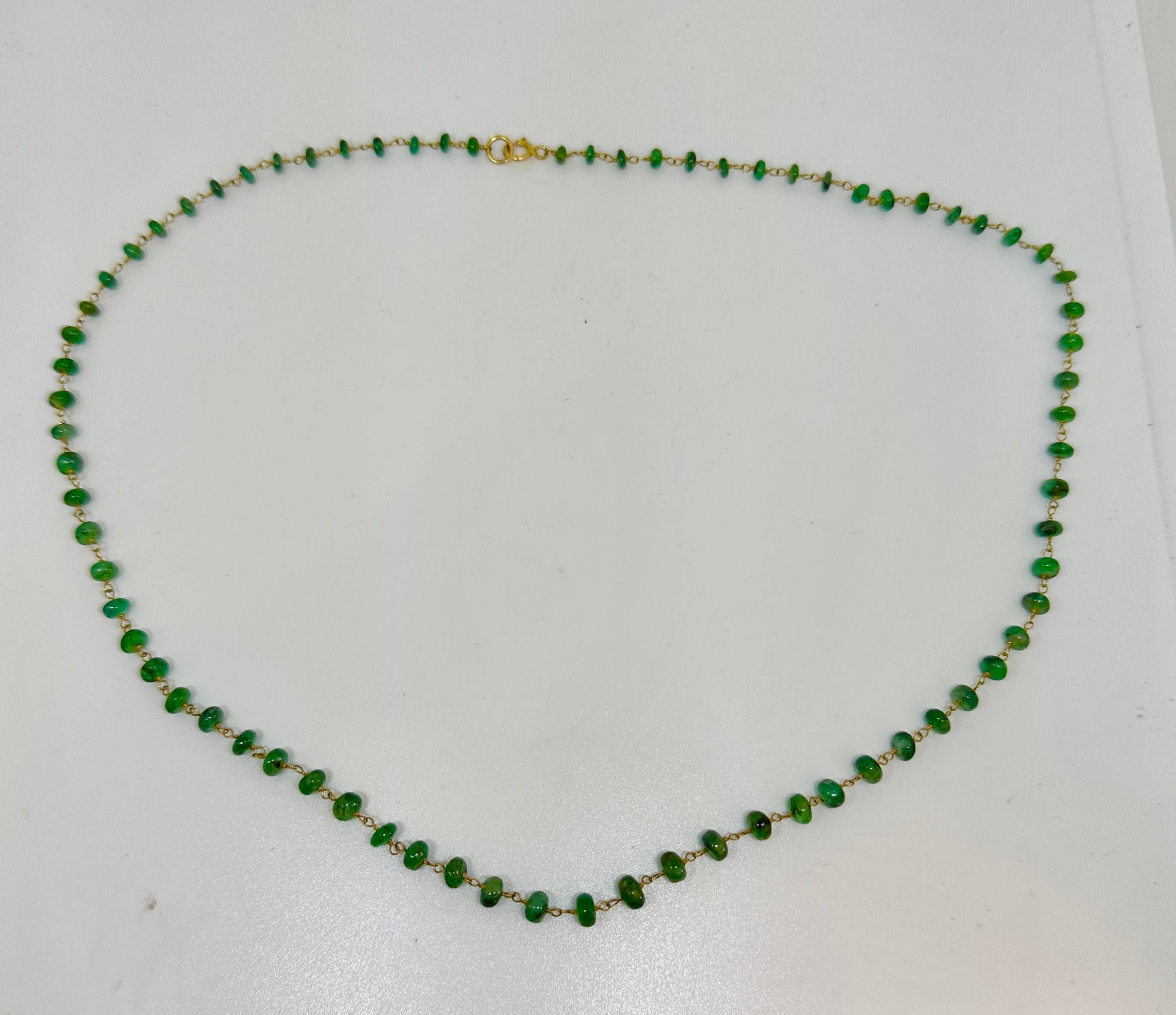Il s'agit d'un collier en émeraude rayonnante et en or jaune 14 carats.  Le collier est composé de perles d'émeraude naturelle minée étincelantes alternant avec des maillons en or jaune 14 carats.  Le collier d'émeraude mesure 18 pouces de long. Les