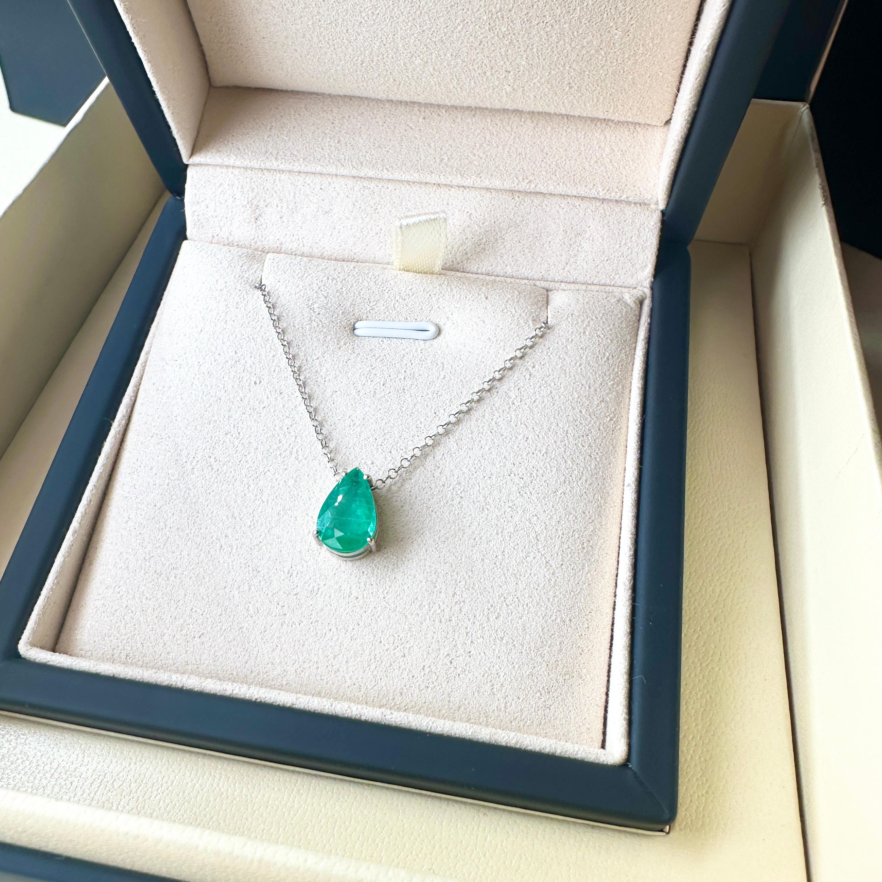 Taille poire Collier d'émeraudes en or massif 18K - forme poire en vente