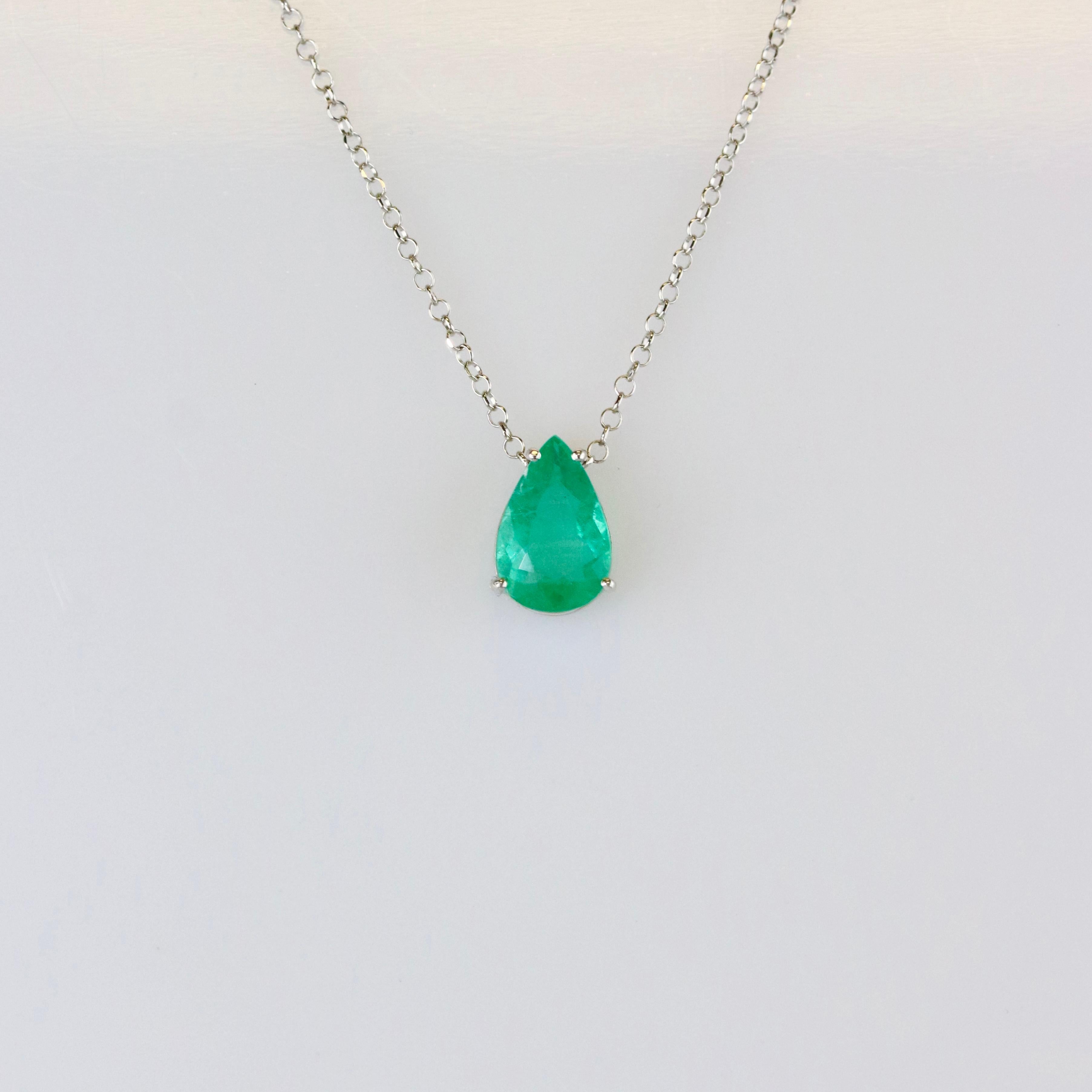 Collier d'émeraudes en or massif 18K - forme poire Neuf - En vente à Markham, CA