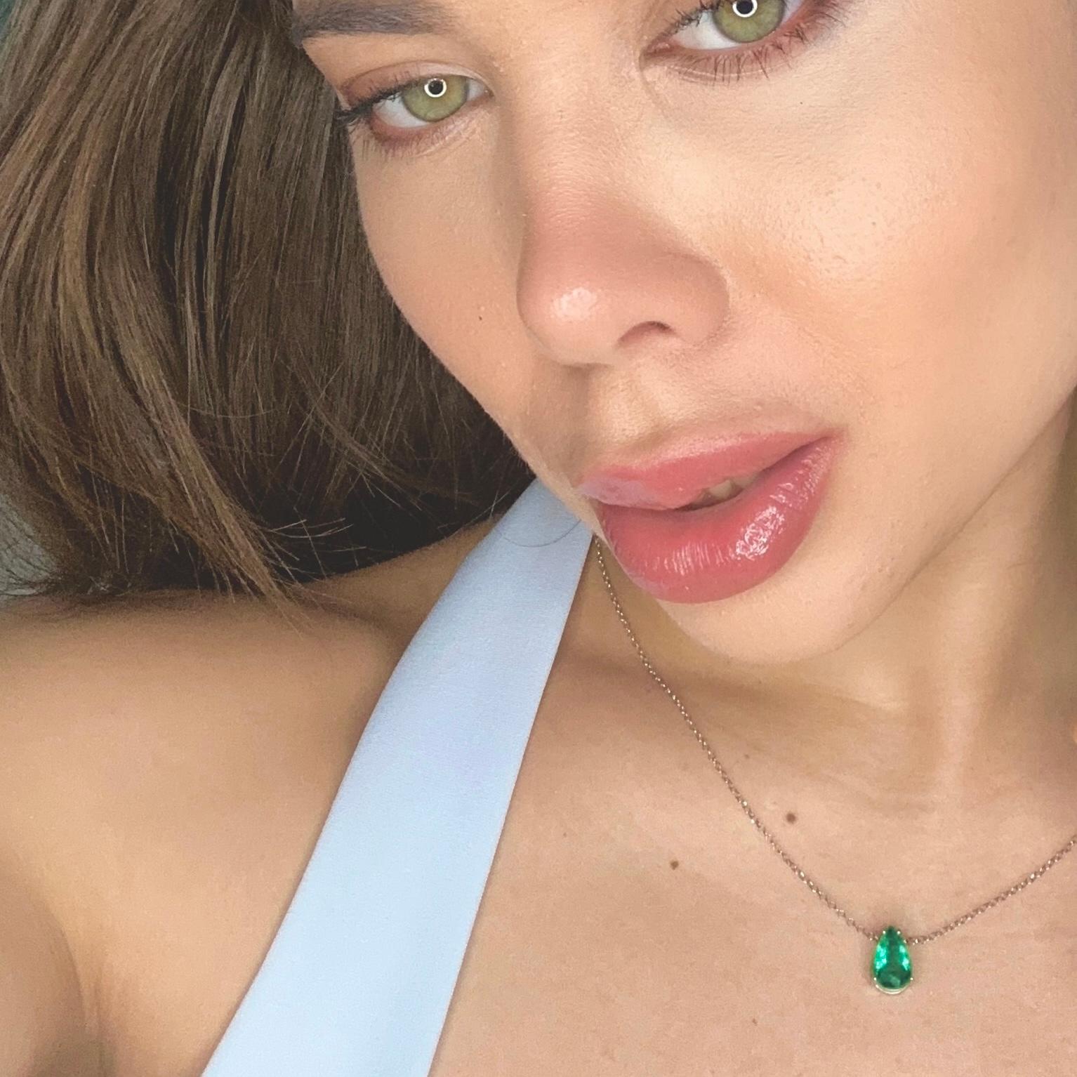 Collier d'émeraudes en or massif 18K - forme poire en vente 1
