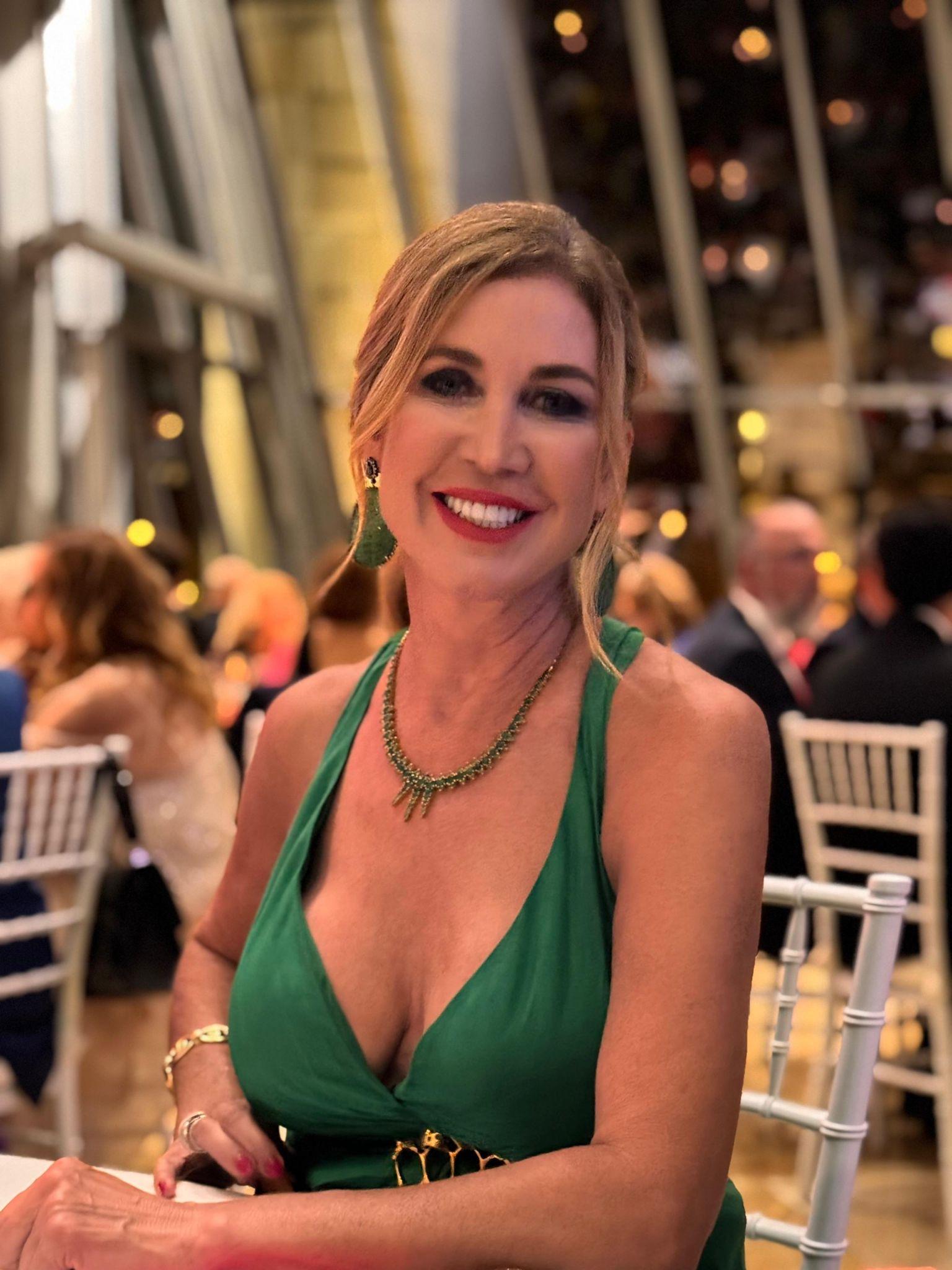 Donna Collana di smeraldi in vendita
