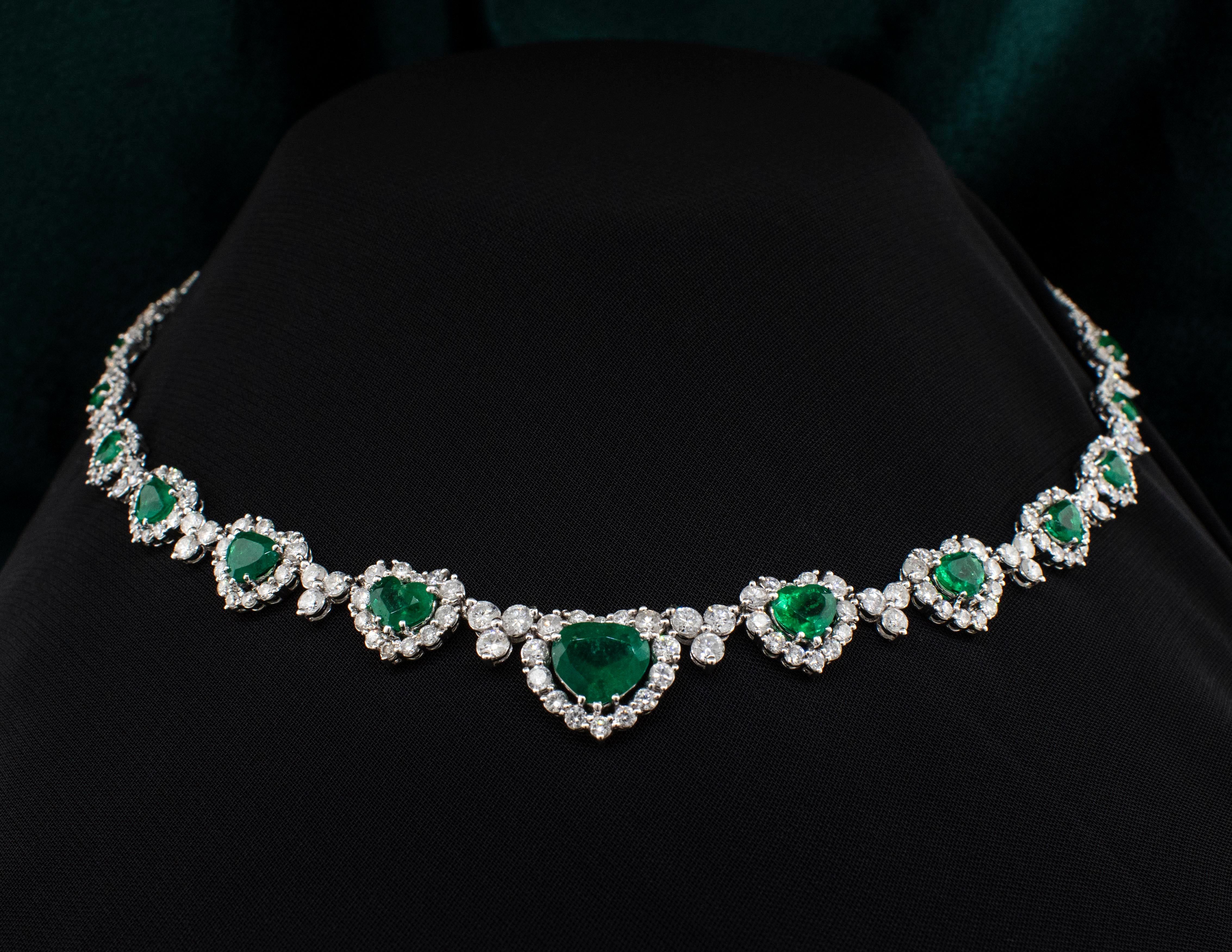 Collana di smeraldi in oro bianco 18k con 6 carati di smeraldi e 8 carati di diamanti In condizioni buone in vendita a Boone, NC