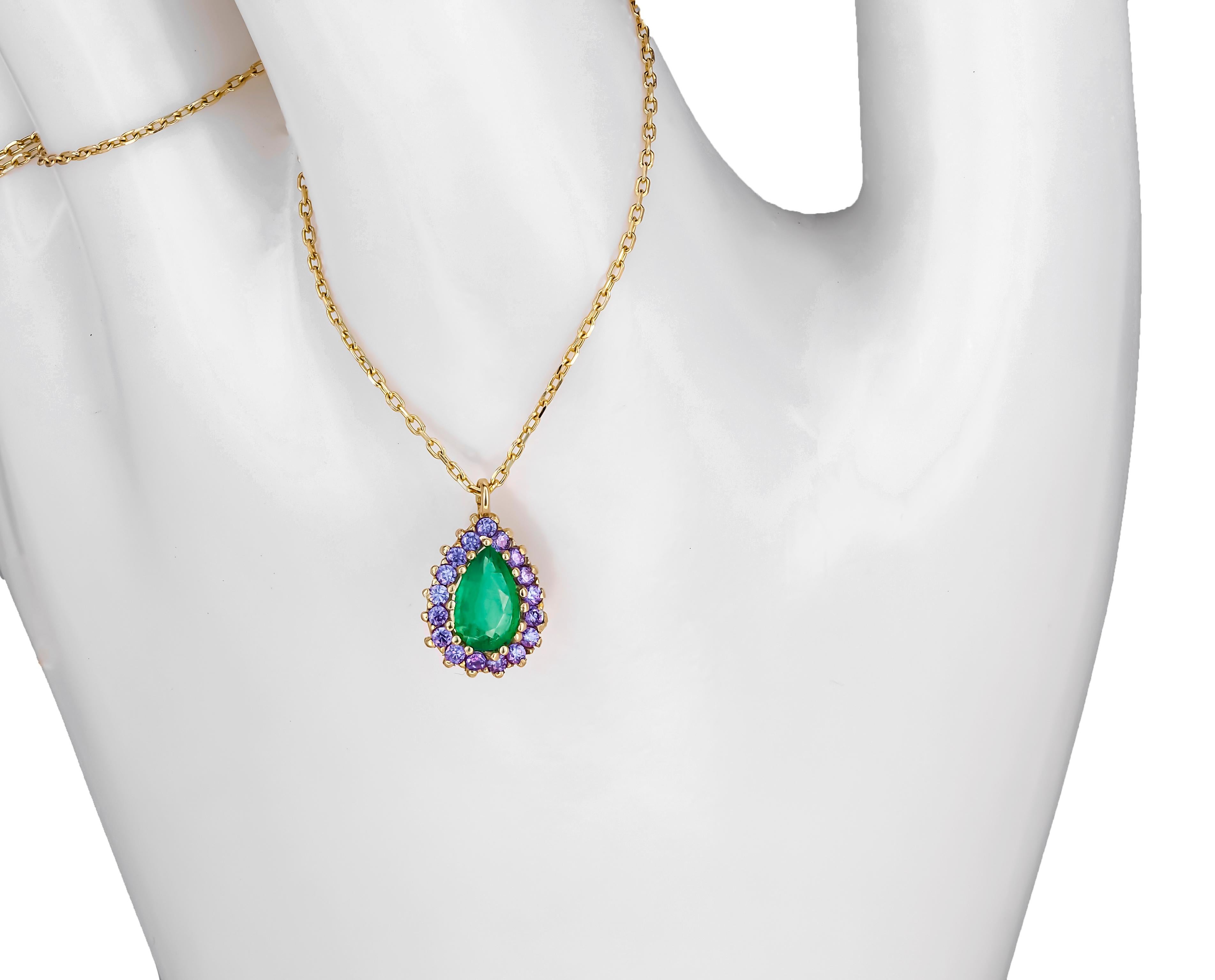 Women's Emerald necklace pendant.  For Sale