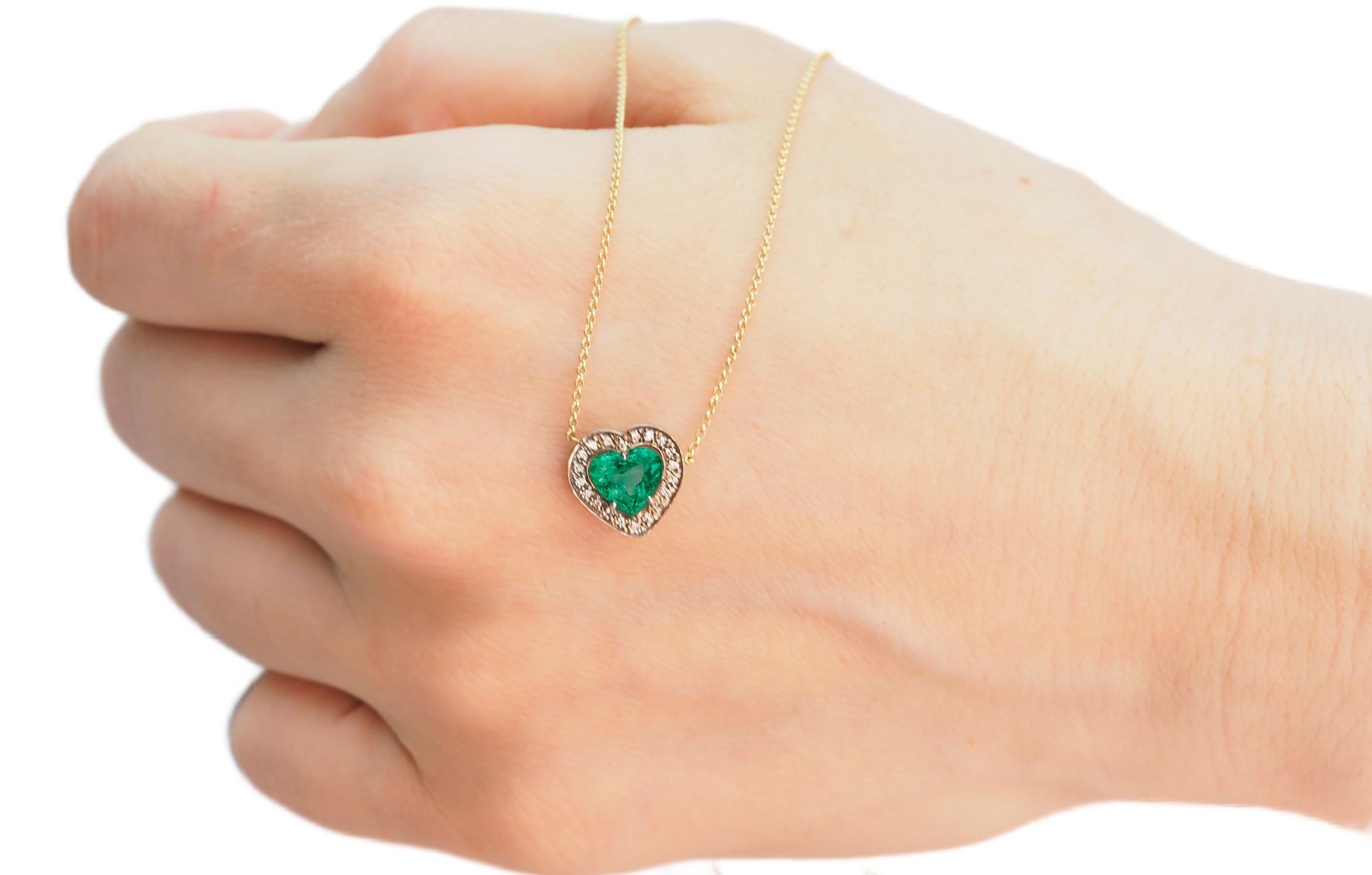 Collana con smeraldo in oro bianco 14 carati. Ciondolo a forma di smeraldo. Collana con ciondolo a forma di cuore di smeraldo. Ciondolo con smeraldo verde. Collana con smeraldo e diamanti. 

Peso: 3 g.
Lunghezza della collana - 44 mm
Ciondolo in oro