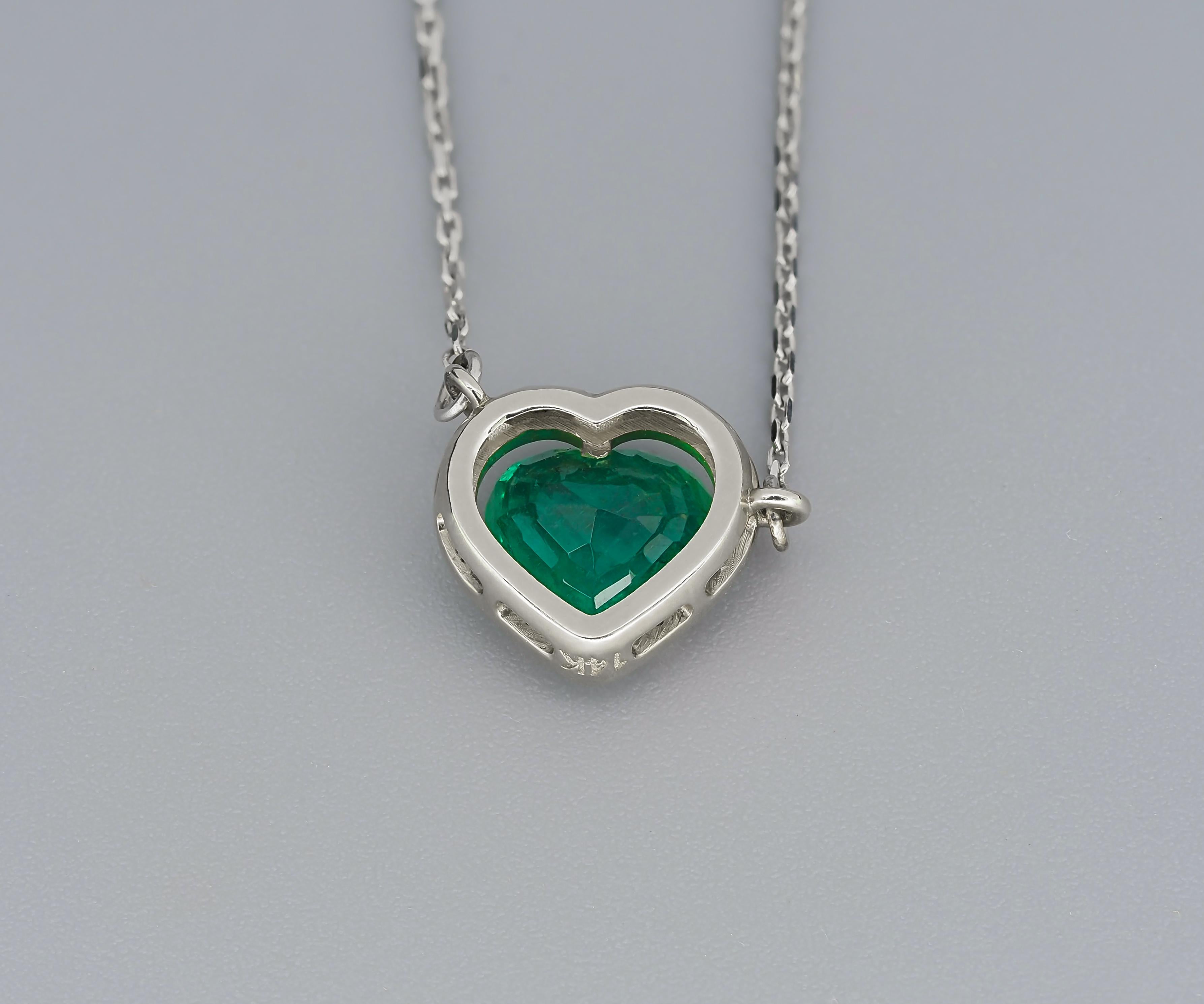 Modern Emerald Necklace Pendant in 14 Karat Gold, Emerald Heart Pendant For Sale