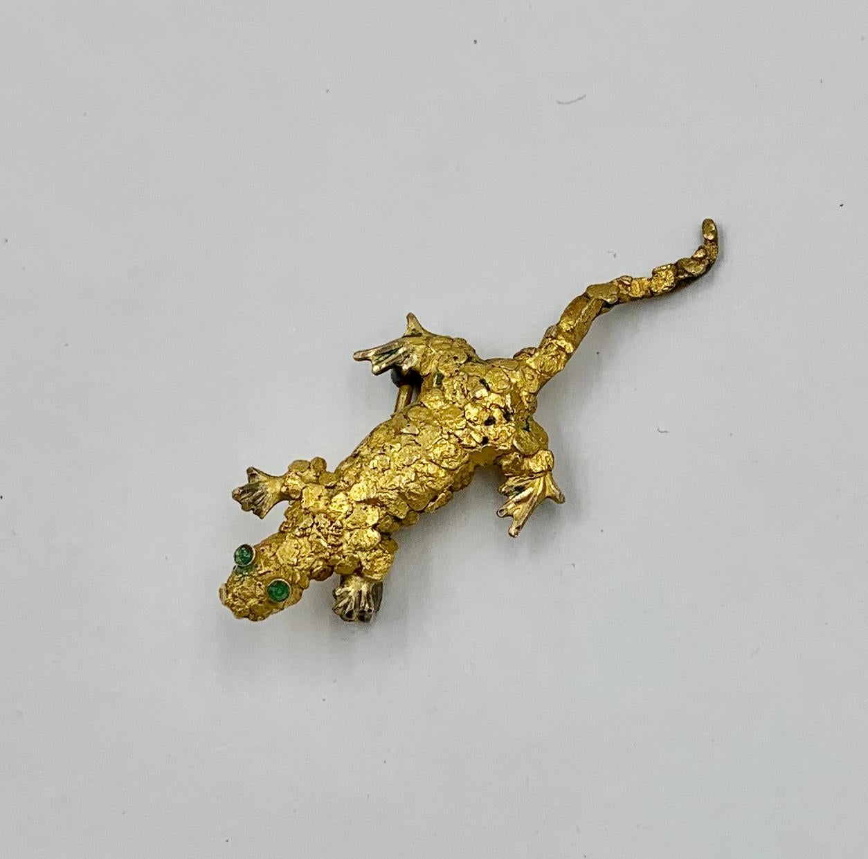 Rétro Broche rétro en forme d'épingle en lézard en or avec pépite d'émeraude et lézard, style mi-siècle moderne en vente