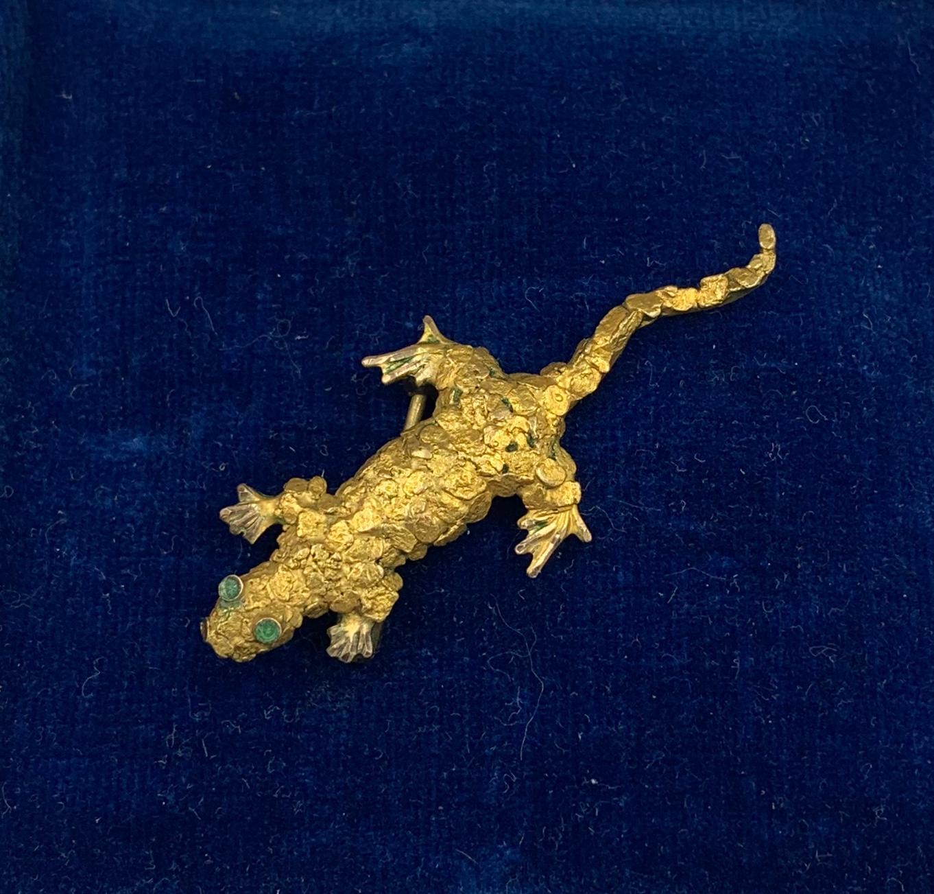 Round Cut Emerald Nugget Gold Lizard Gecko Brooch Pin Retro Mid-Century Modernist For Sale