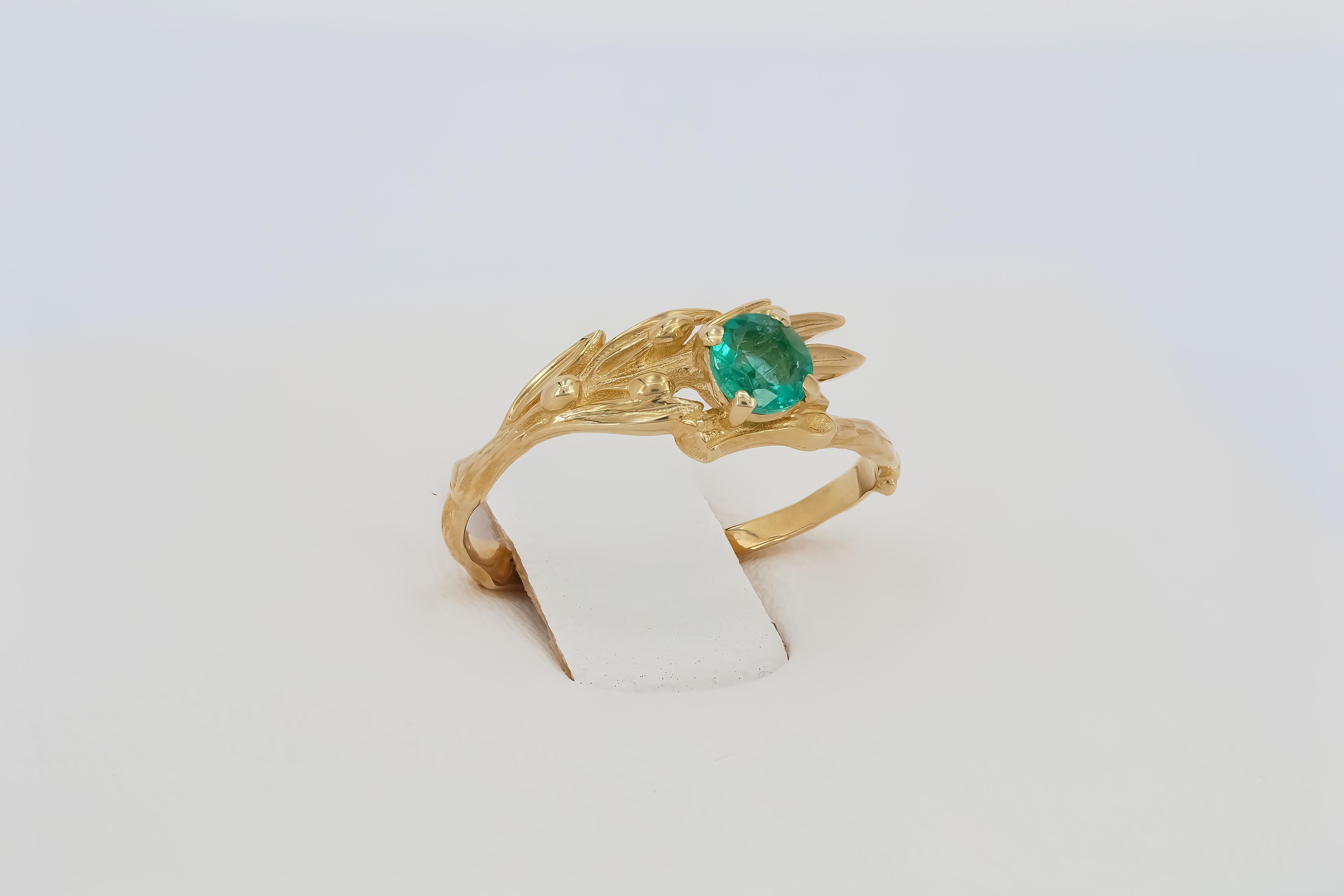 Round Cut Emerald olive 14k gold ring.  For Sale