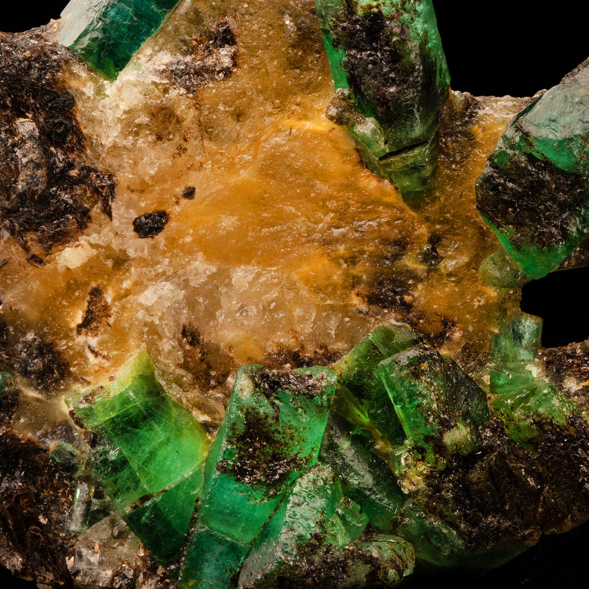Emerald on Calcite and Biotite Matrix In New Condition For Sale In New York, NY