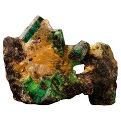 Smaragd auf Calcite und Biotite Matrix