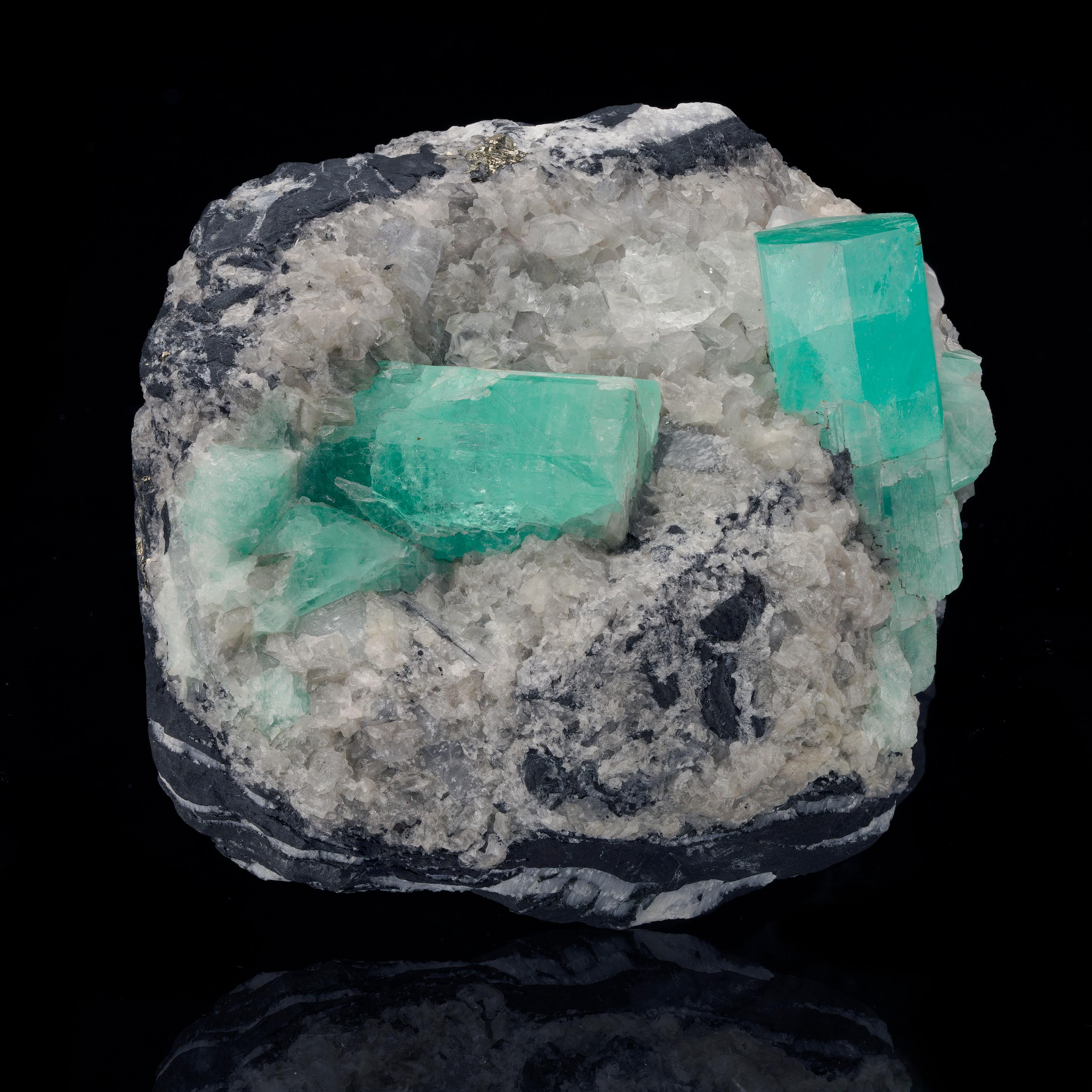 Cristal de roche Émeraude sur calcite avec pyrite en vente