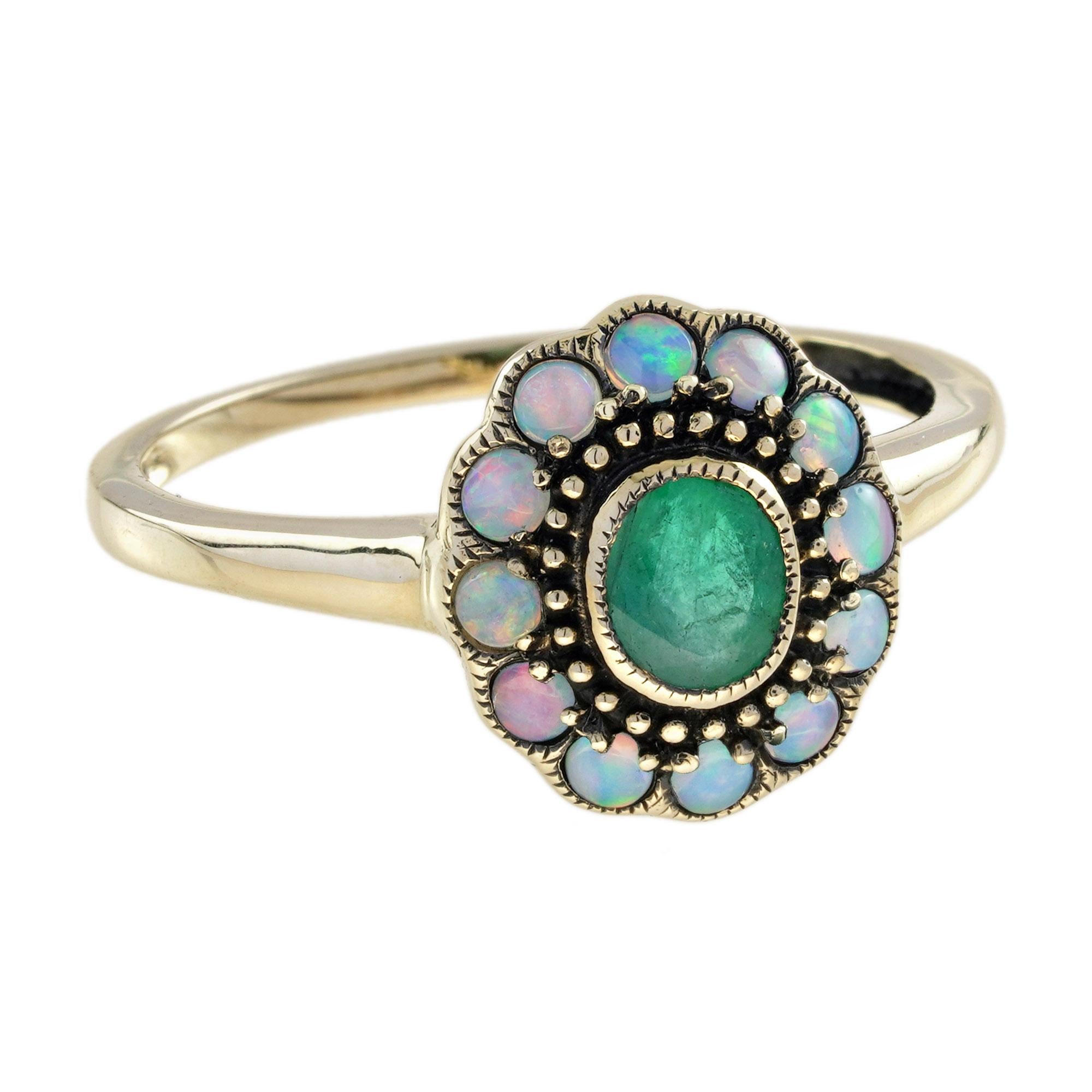 Ein Kleiderring im Vintage-Stil mit einem ovalen Smaragd von ca. 0,40 Karat in der Mitte, akzentuiert mit einem zeitlosen Heiligenschein aus zwölf weißen Opalblättern. Dieser schöne Ring ist aus oxidiertem Gelbgold gefertigt und verfügt über eine