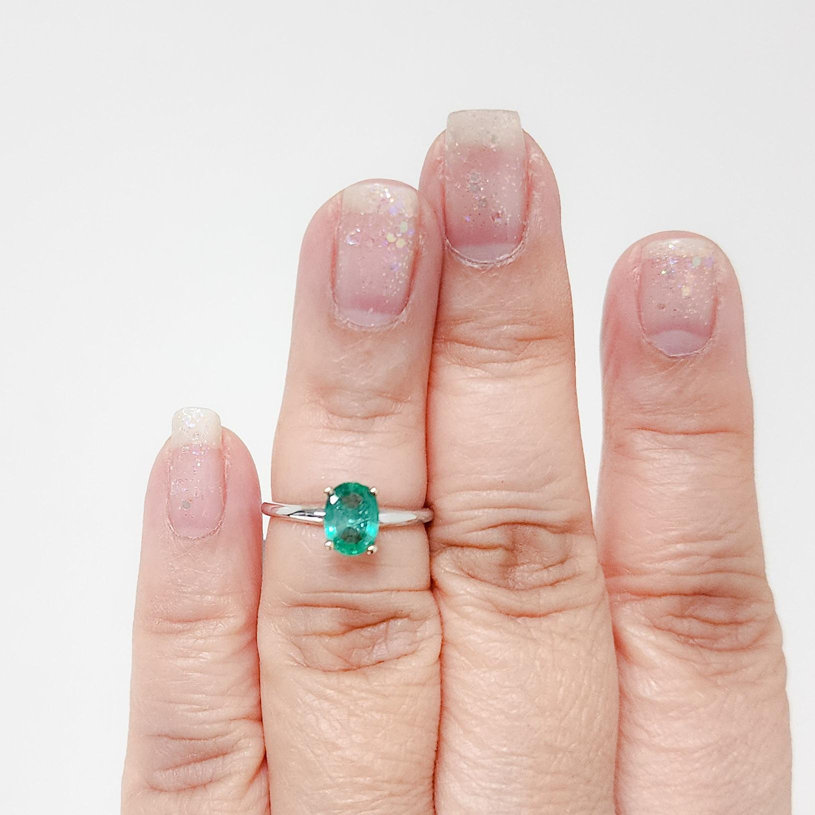 Wunderschöner ovaler 0,94-karätiger Smaragd in einem handgefertigten Ring aus 14 Karat Weißgold.  Ringgröße 6.
