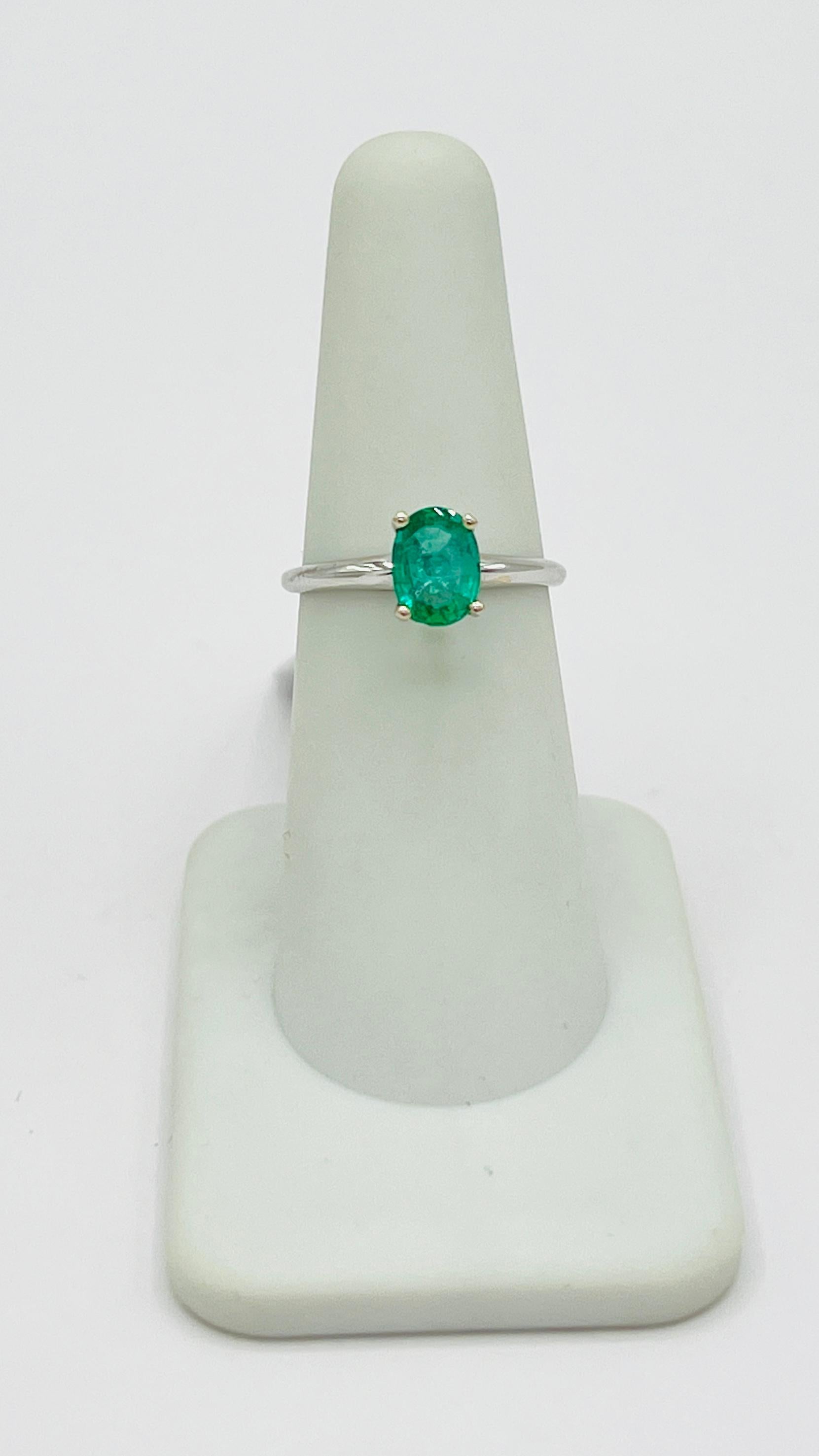 Emerald Oval and 14k White Gold Ring In New Condition For Sale In Los Angeles, CA