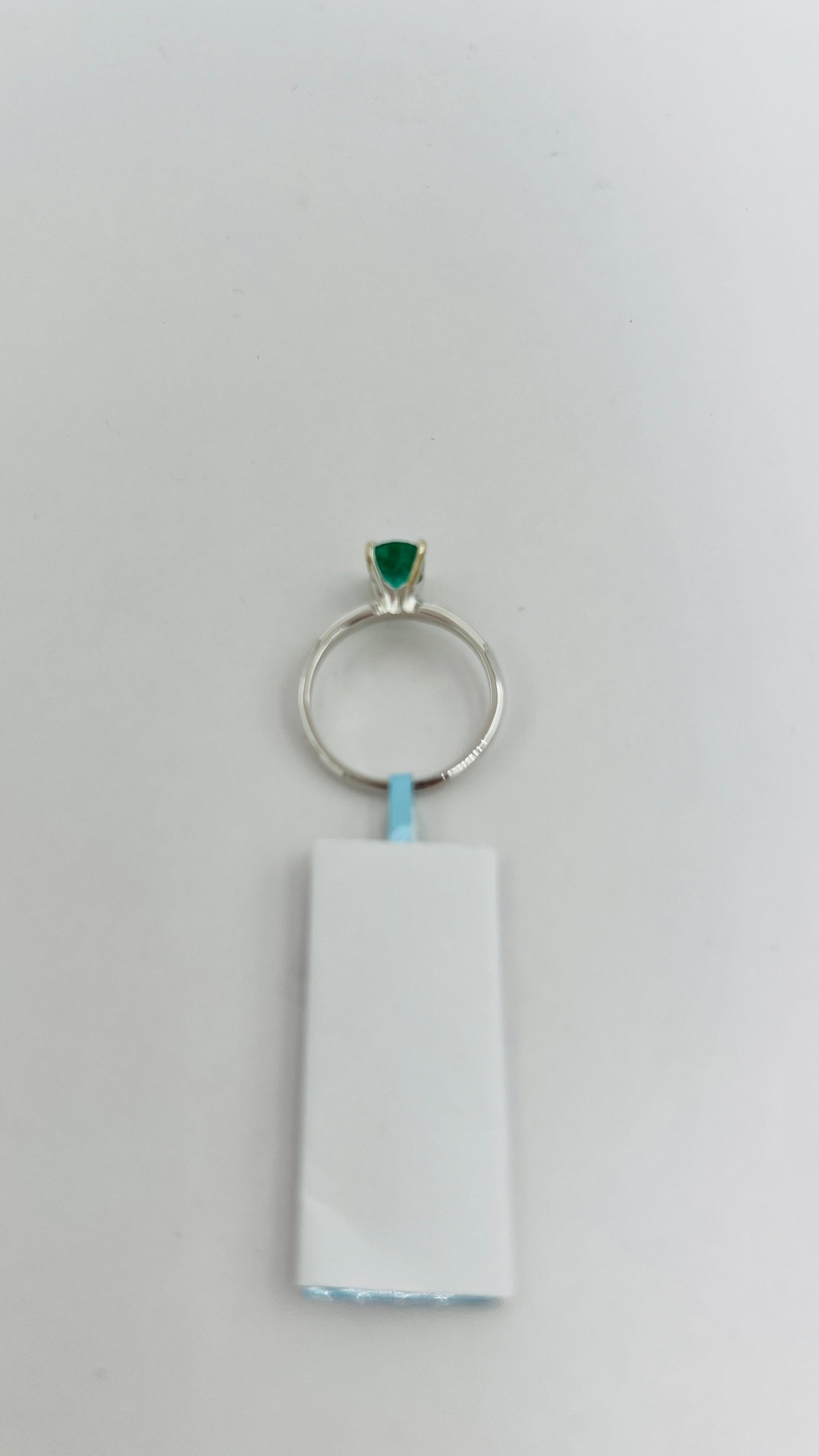Emerald Oval and 14k White Gold Ring For Sale 2
