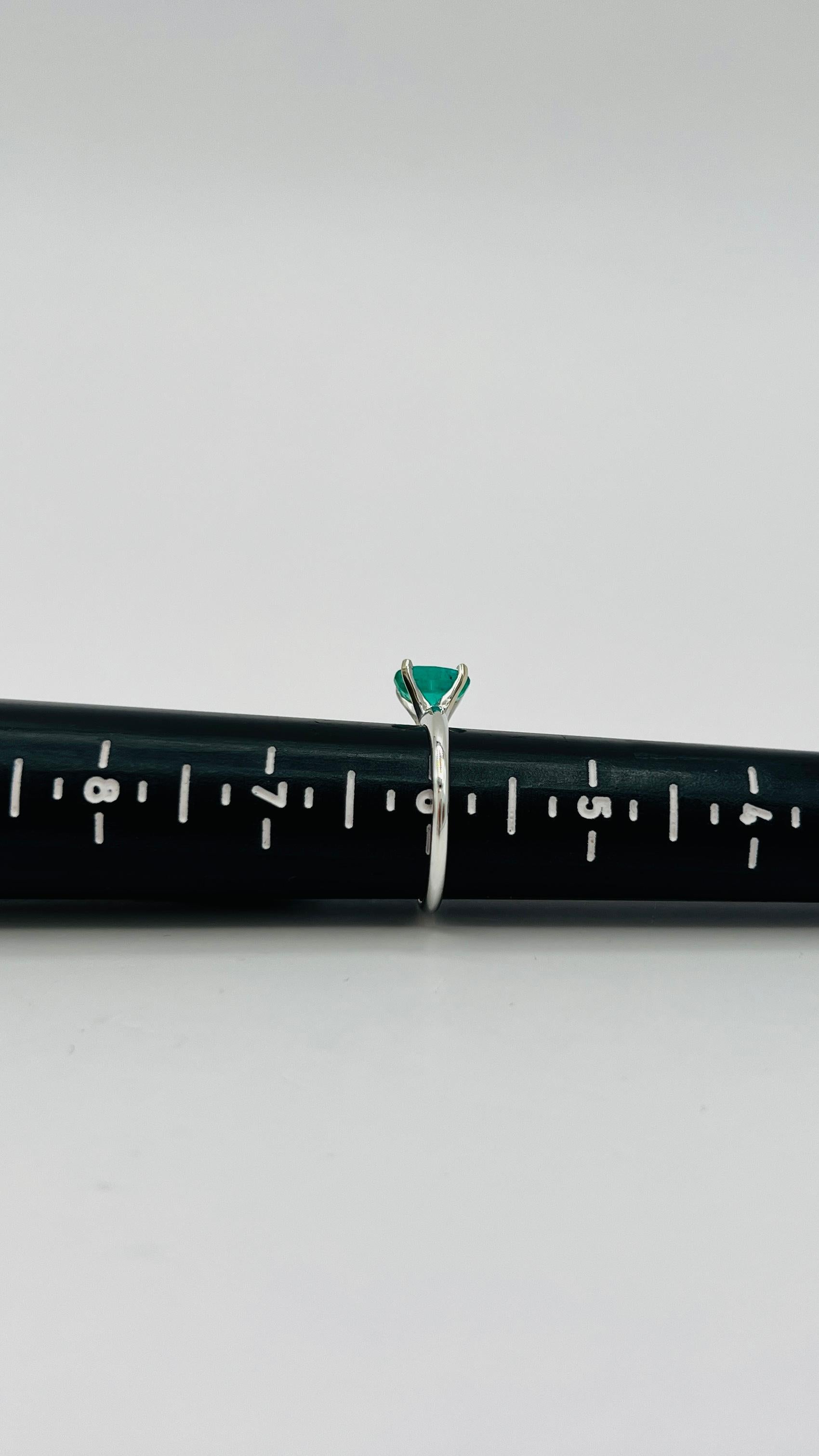 Emerald Oval and 14k White Gold Ring For Sale 3