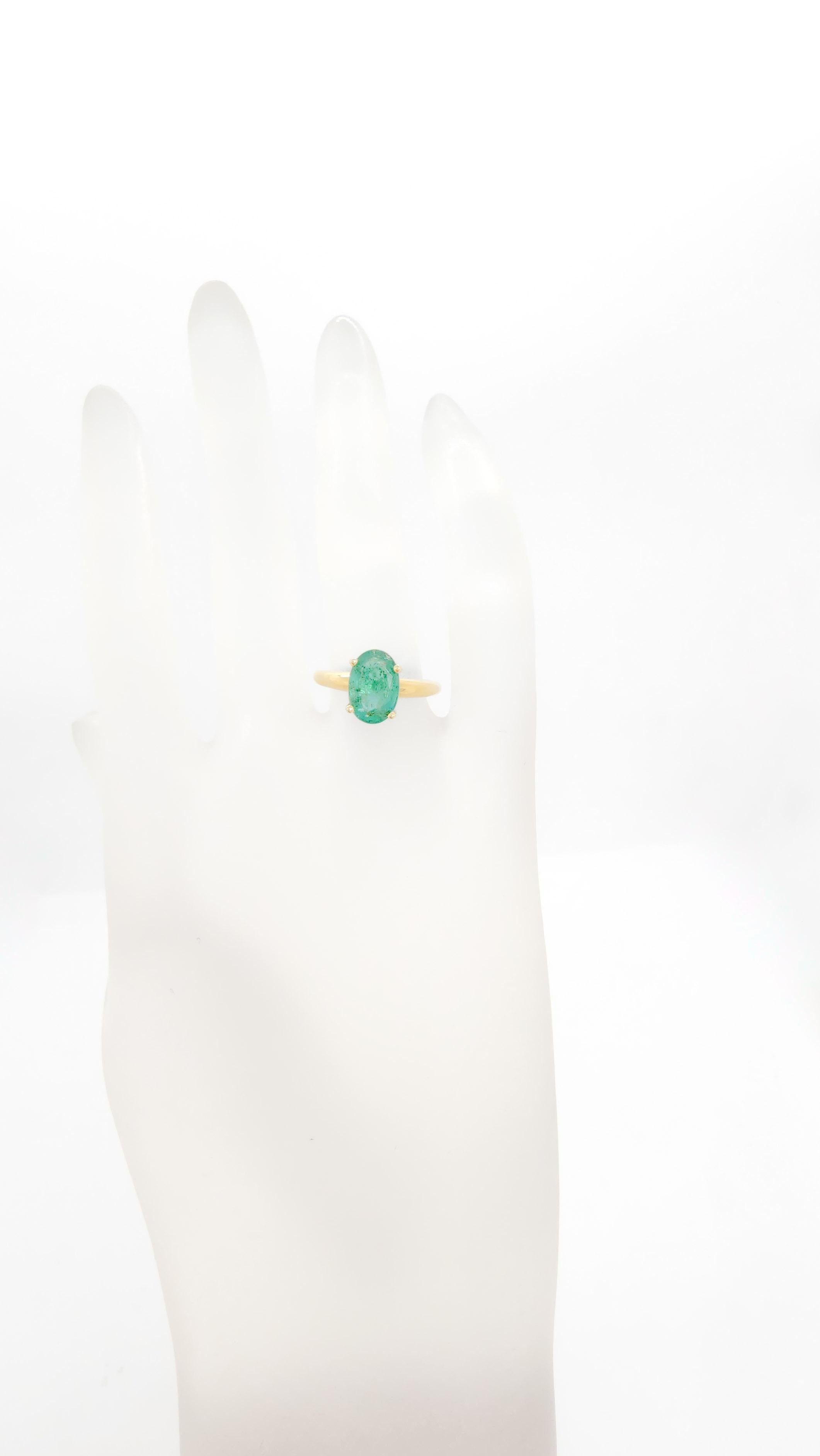 Emerald Oval and 14k Yellow Gold Ring In New Condition For Sale In Los Angeles, CA