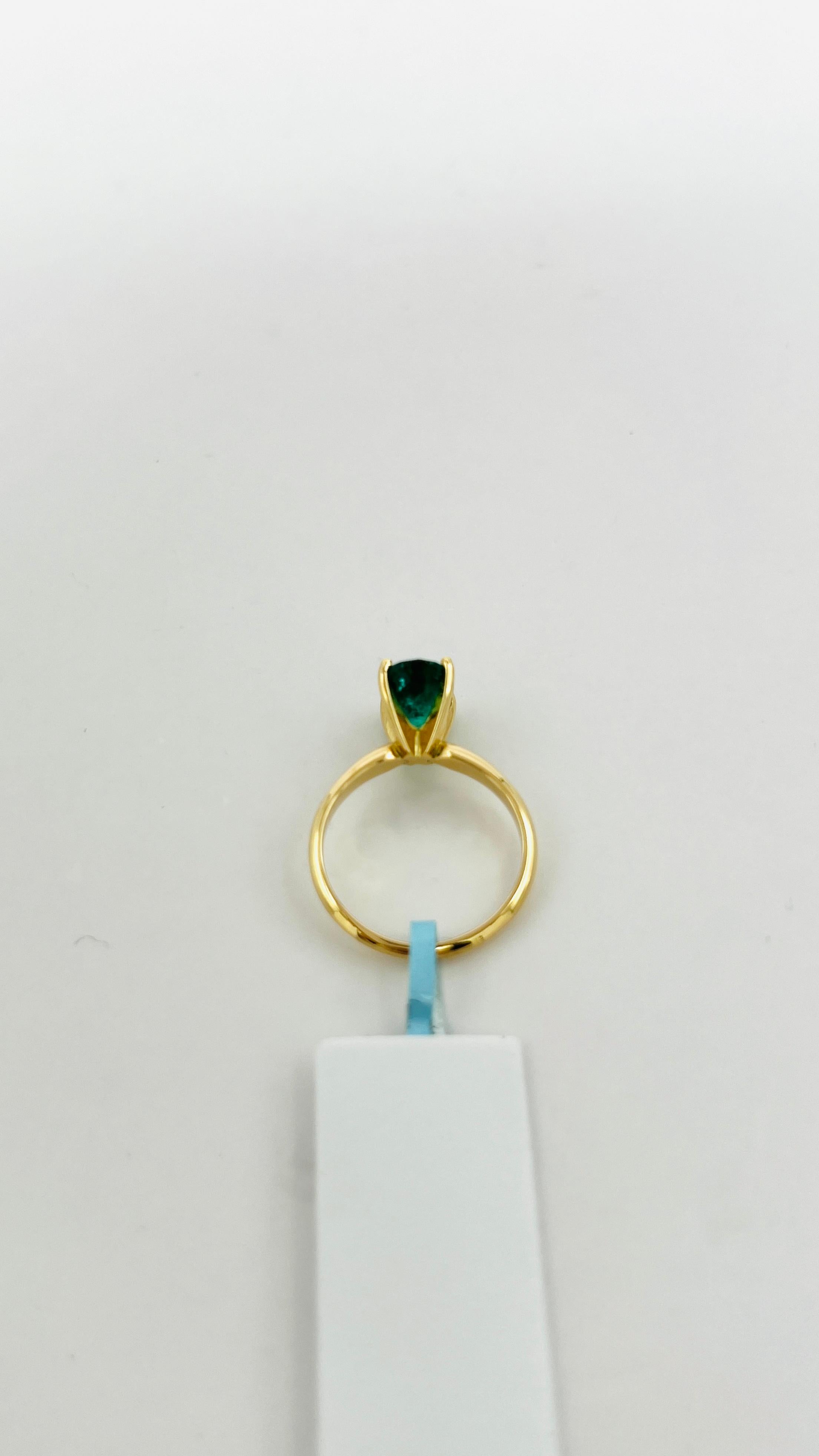 Emerald Oval and 14k Yellow Gold Ring In New Condition For Sale In Los Angeles, CA